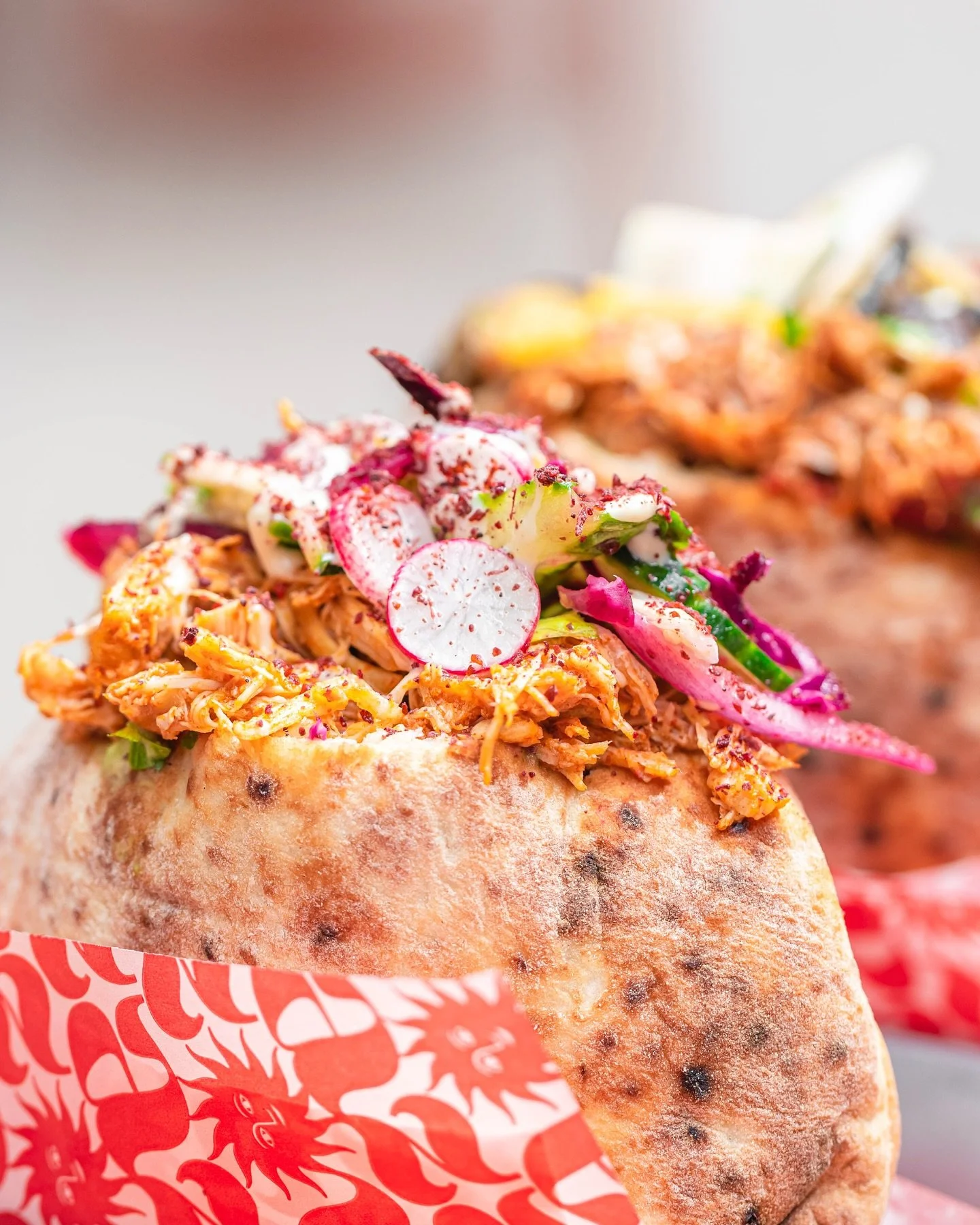 Bien garnie. Bien chaude. Bien dangereuse pour ta chemise blanche.

#PitaAddict #StreetFoodParis #ZazaStyle #MessyFood