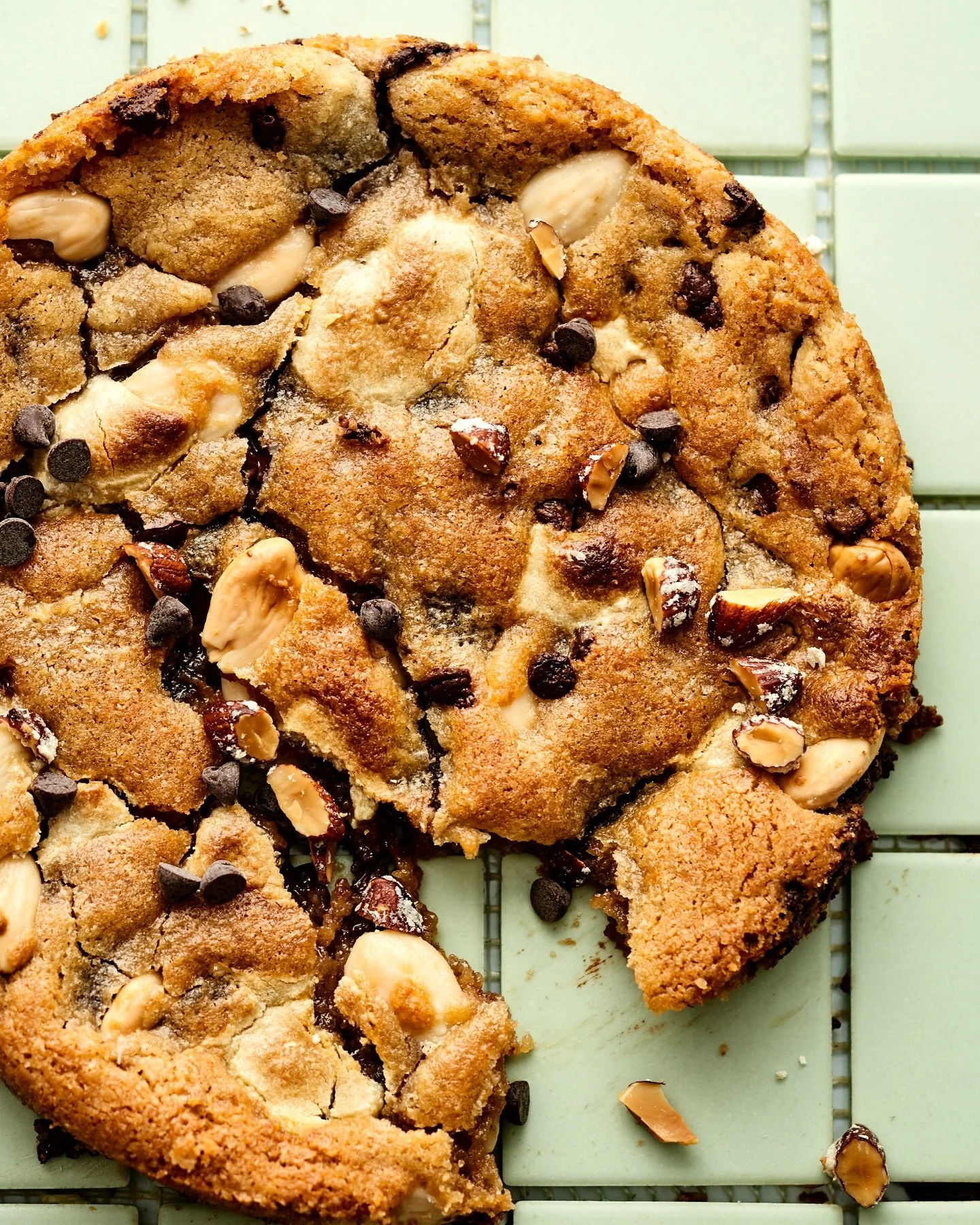 Croquant sur les bords. Fondant au milieu. Disparu en deux minutes.

#CookieTime #SweetStreet #ZazaDessert #GoneTooFast