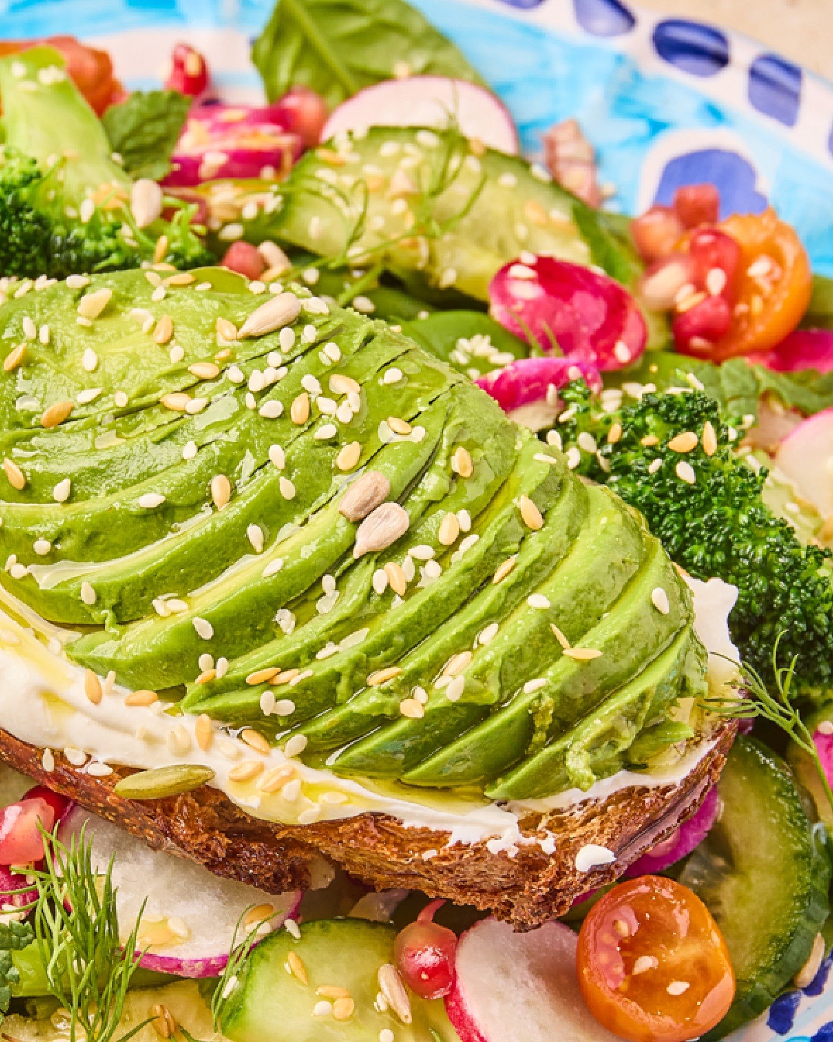 Un toast, du soleil.
L&rsquo;avocat comme on l&rsquo;aime :
simple, net, m&eacute;diterran&eacute;en.

#Sud&Eacute;l&eacute;gant #MediterraneanVibes #BagnardStyle #AvocatAddict #FoodEsth&eacute;tique