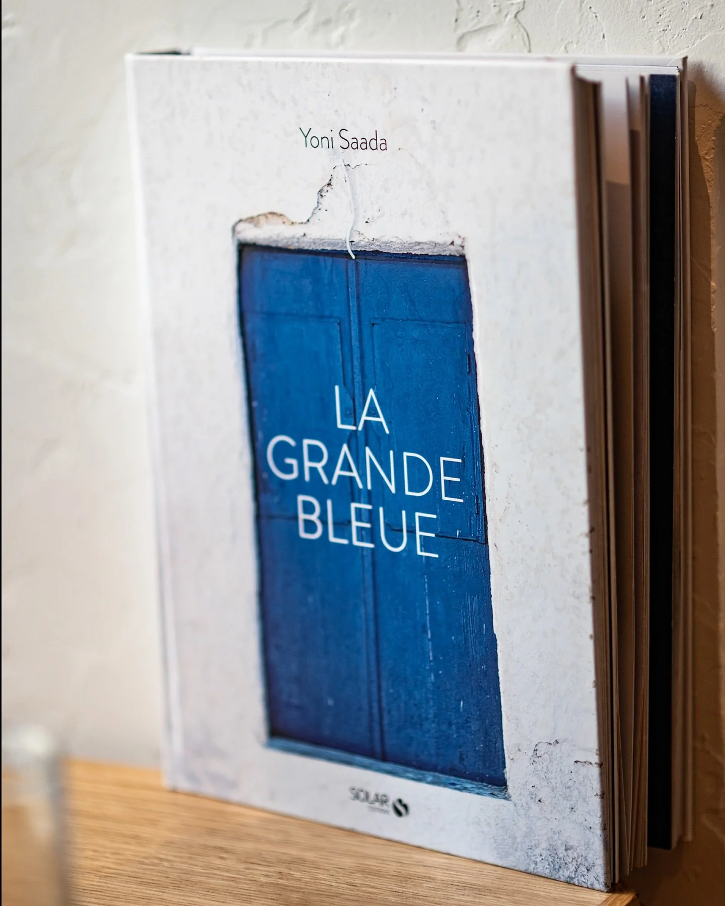 📘 La Grande Bleue &mdash; Yoni Saada : l&rsquo;inspi qui finit&hellip; dans l&rsquo;assiette.

#YoniSaada #LaGrandeBleue #FoodBook #CuisineMediterraneenne #Inspiration #FoodParis