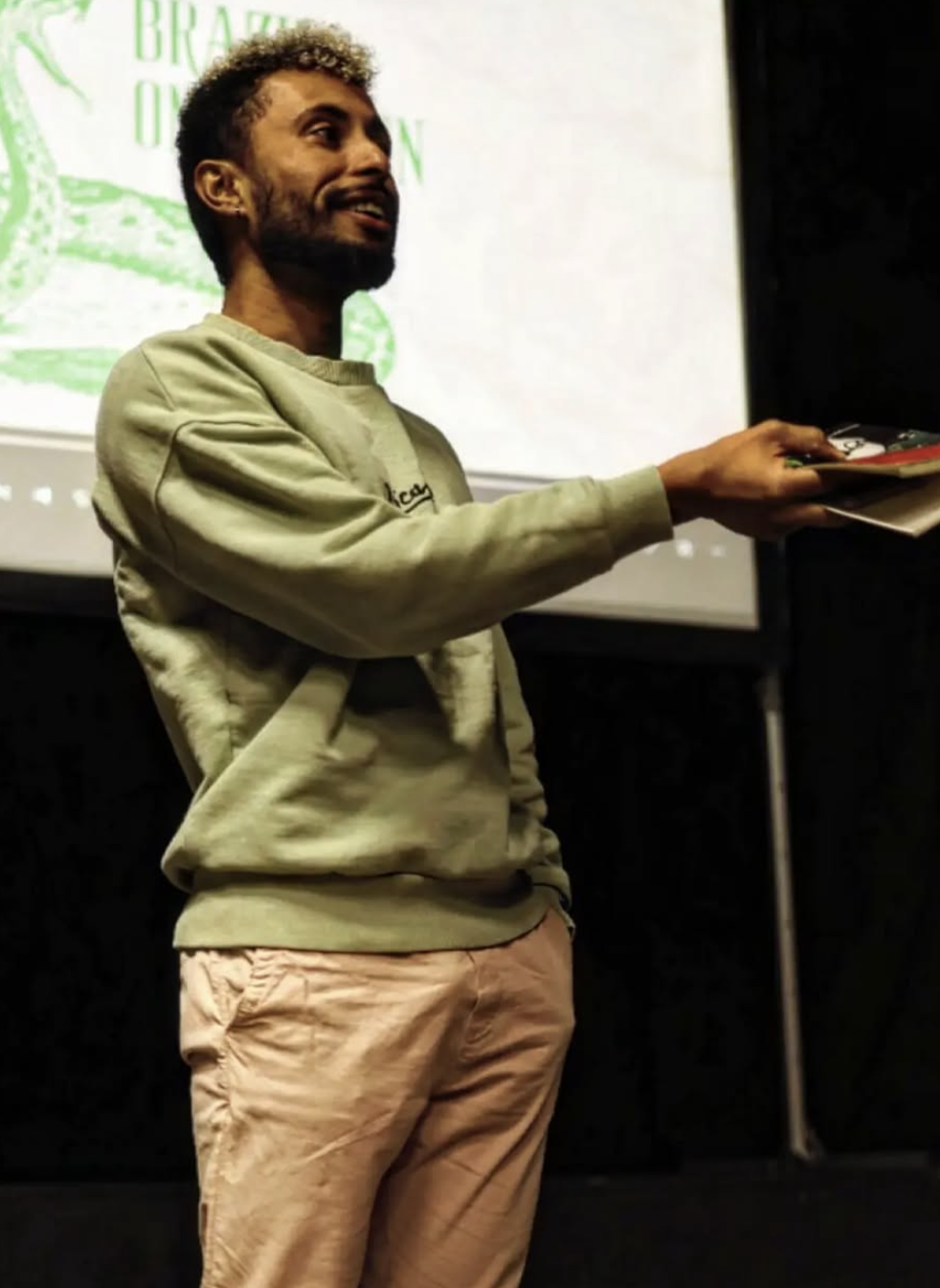 Brazilian-Irish artist Rodrigo Freire performs Carlos Drummond de Andrade’s poem "Poema de Sete Faces" in both Portuguese and English, setting the stage for our poetry-focused documentary screening on Drummond.