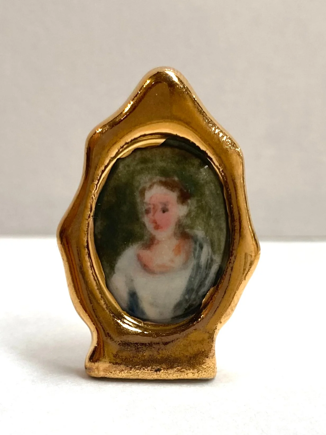Cameo
Porcelain, gold. 2025
