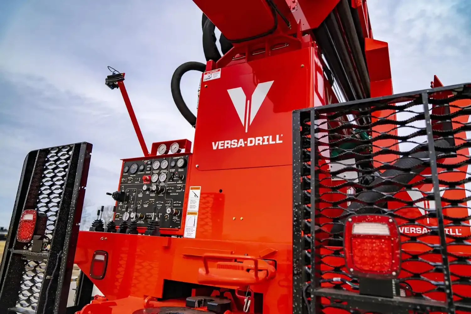 The V-125X drilling rig can be used with various drilling tools and accessories, enhancing versatility.