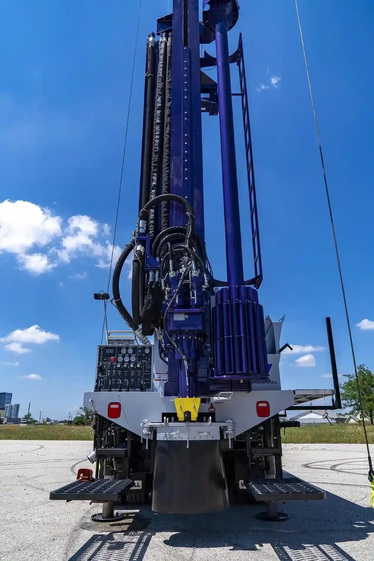 The V-140X drilling rig has a small footprint, making it suitable for tight spaces.