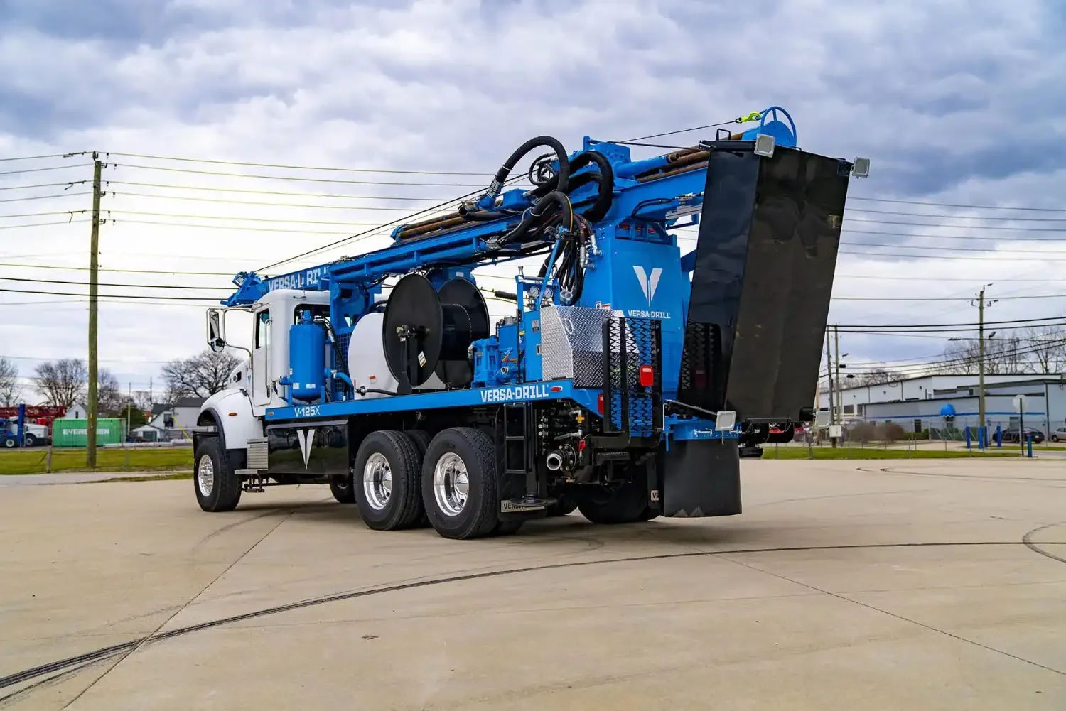 The V-125X drilling rig enables efficient drilling operations, reducing downtime and increasing productivity.