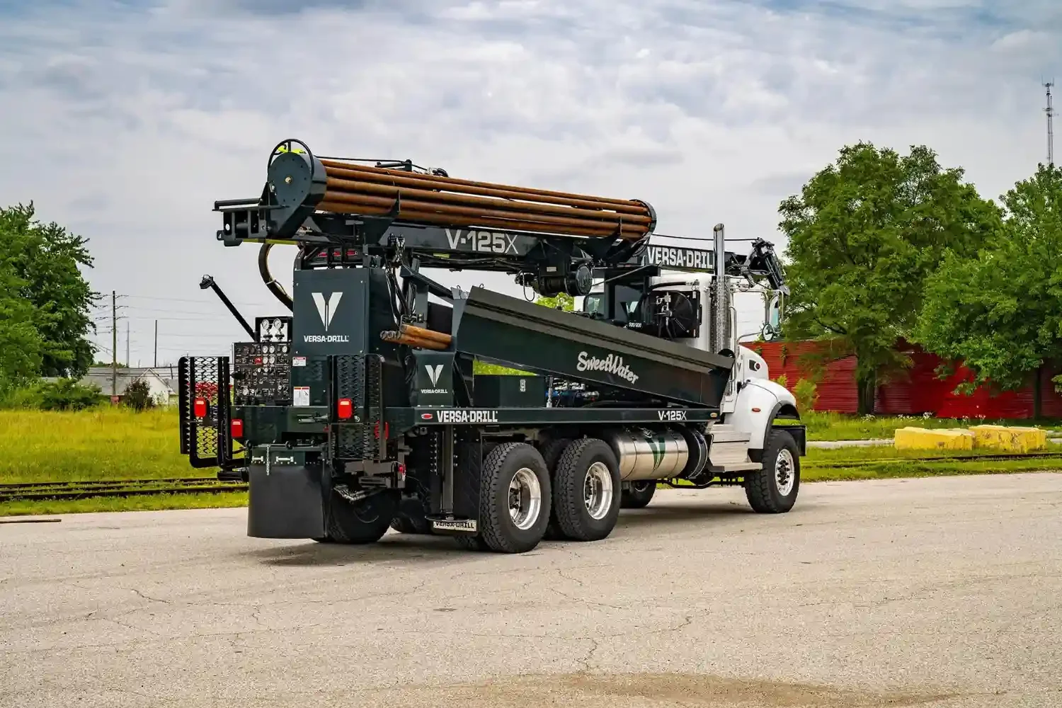 The V-125X drilling rig offers remote monitoring capabilities, enabling improved control and management.