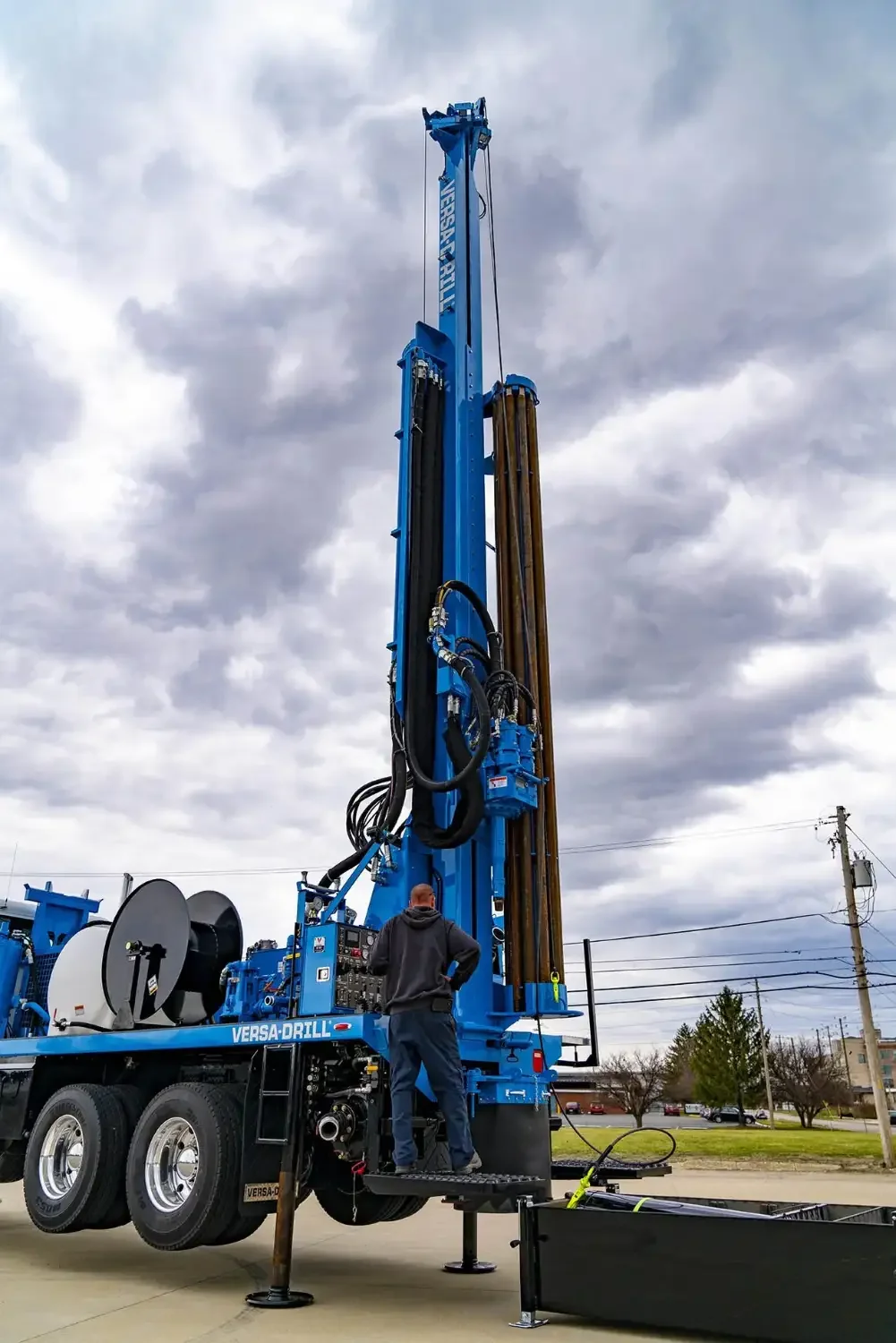 The V-125X drilling rig offers powerful drilling performance with fast drilling speeds and torque.