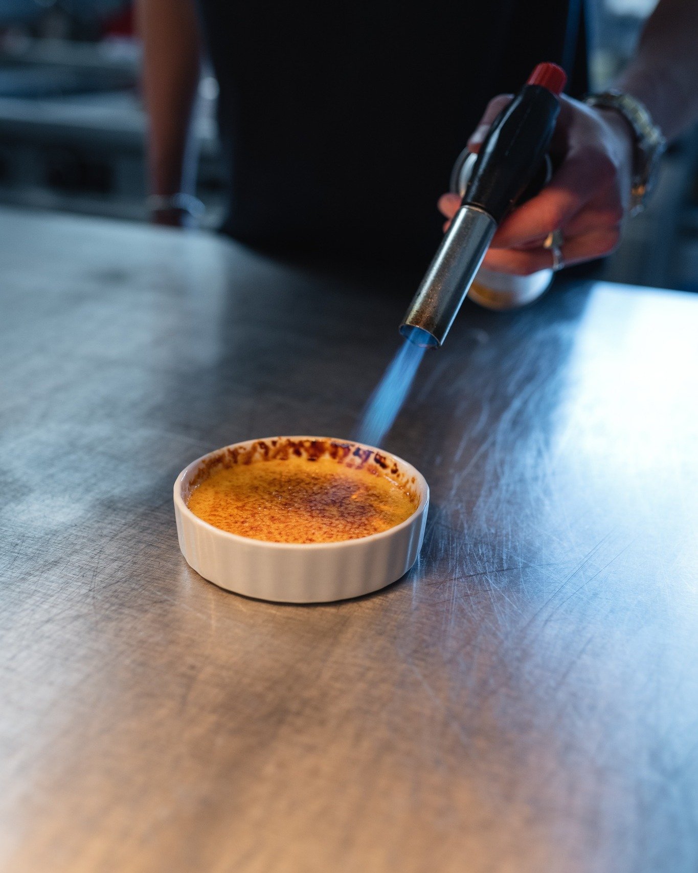 Burn baby burn! 🔥

Ontdek onze cr&egrave;me br&ucirc;l&eacute;e, een romige klassieker met een heerlijke twist. 
Deze keer: witte chocolade voor een onvergetelijke smaakervaring. 🍫

Smullen!

#cremebrulee #dessert #burnbabyburn #wittechocoladebrule