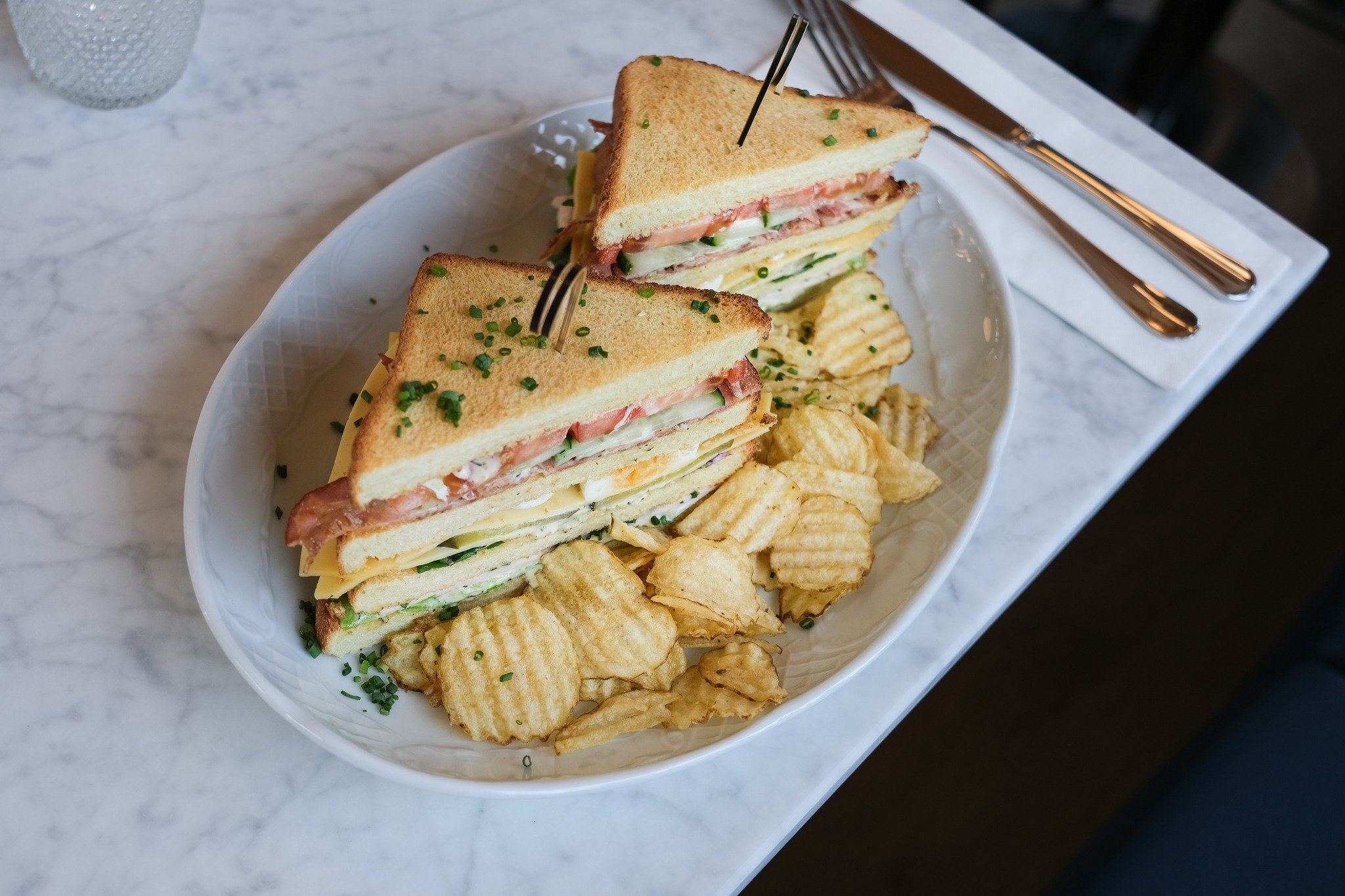 Verwen jezelf vandaag met onze clubsandwich! Brioche toast met kip, bacon, kaas, tomaat, sla, komkommer en ei. Een perfecte combinatie van smaken en texturen. Kom langs en geniet! 🥪✨ 

#lunchtijd #smullenmaar #clubsandwich #ouddorpcentrum #uiteten #