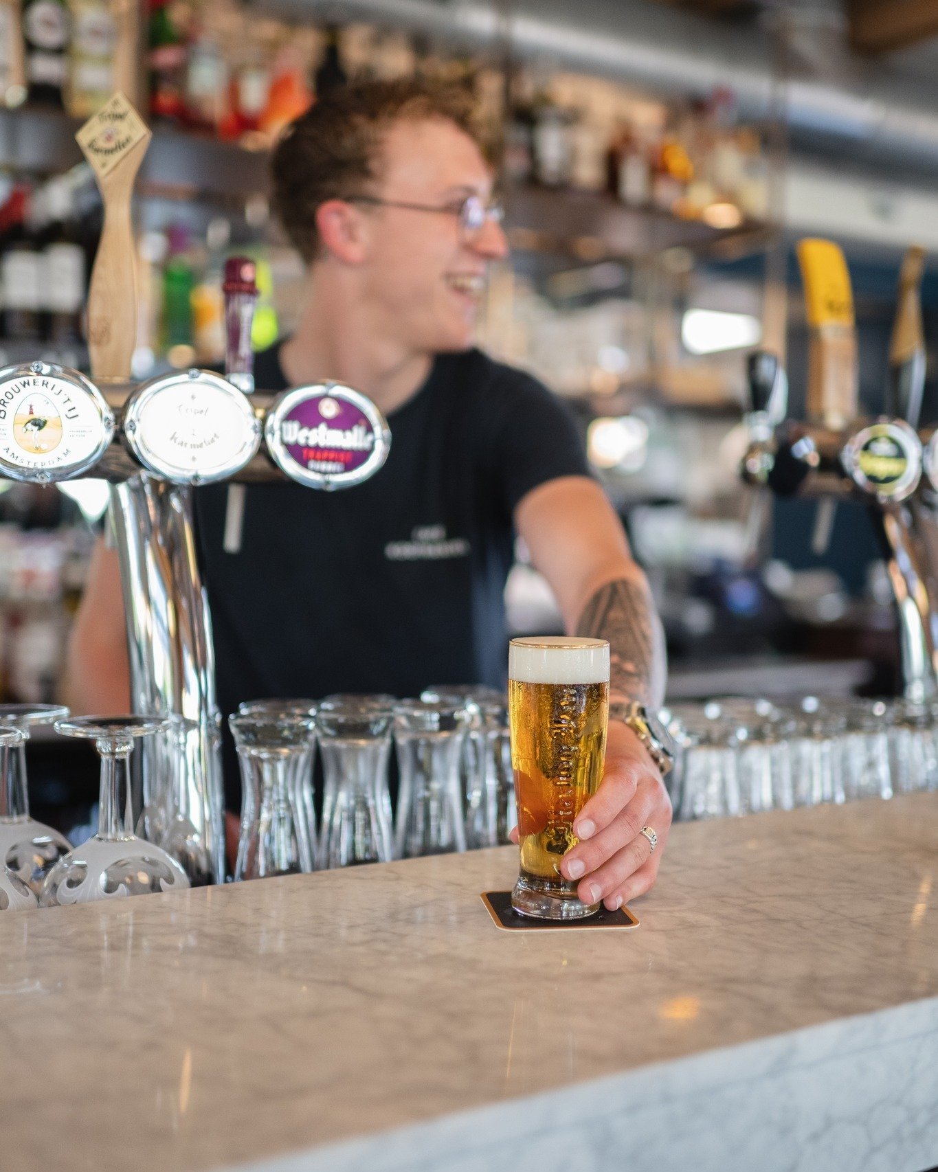 🍺🎉 Het is eindelijk vrijdag en dat betekent VRIJMIBO! 🥳 

We zijn al gezellig begonnen en genieten van een heerlijk vers getapt biertje. Wie komt er nog meer het weekend met ons vieren? 🎵🍻 

#VRIJMIBO #WeekendVieren #Gezelligheid #Borrelen #Vers