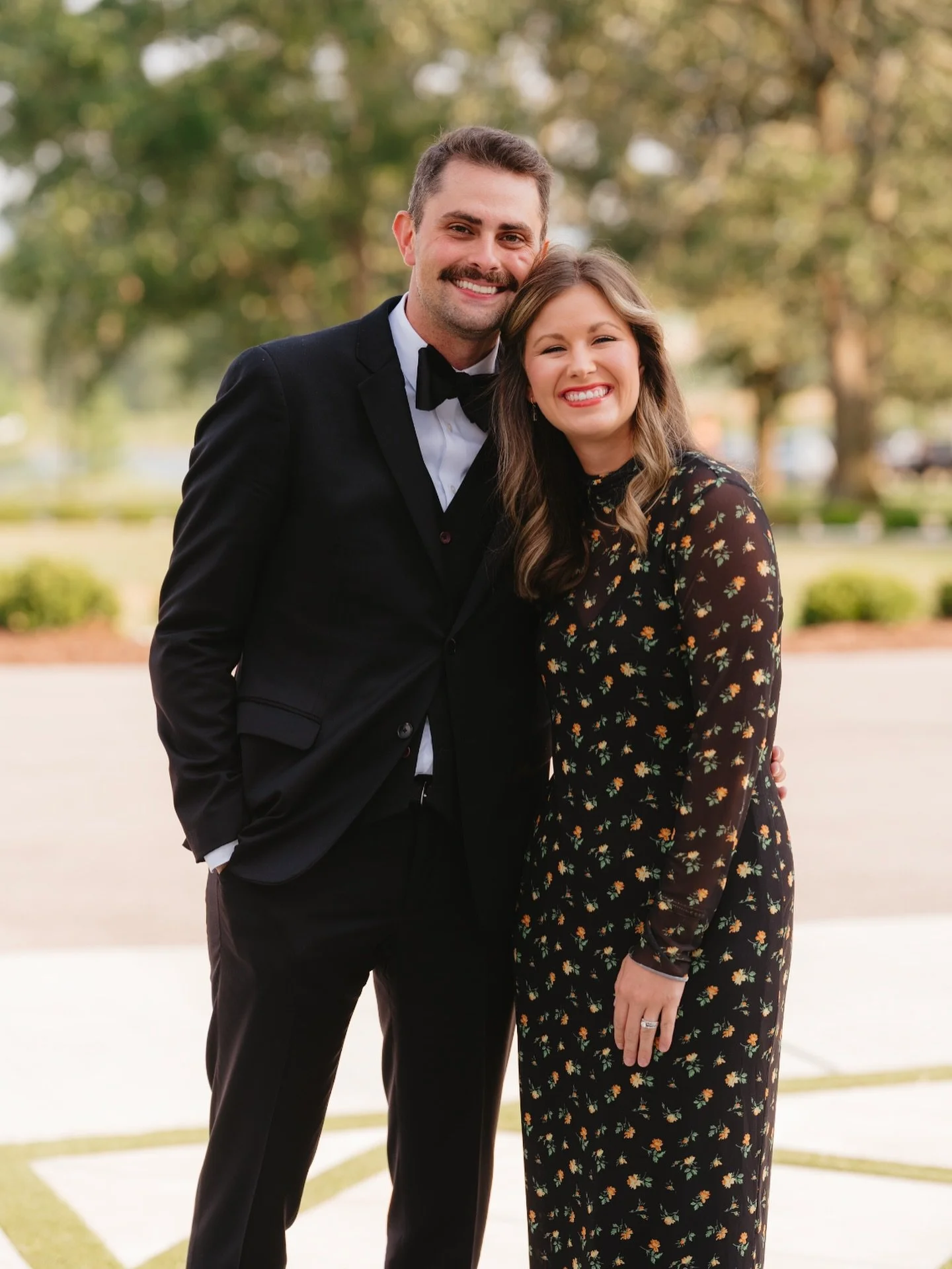 Rare appearance of my wife, Elizabeth, at one of my weddings a few weeks ago! People often ask us if we work together, and we usually answer with a very loving but very resounding - NO! (We like to have our own work things) 🙌🏻 But whenever we both 