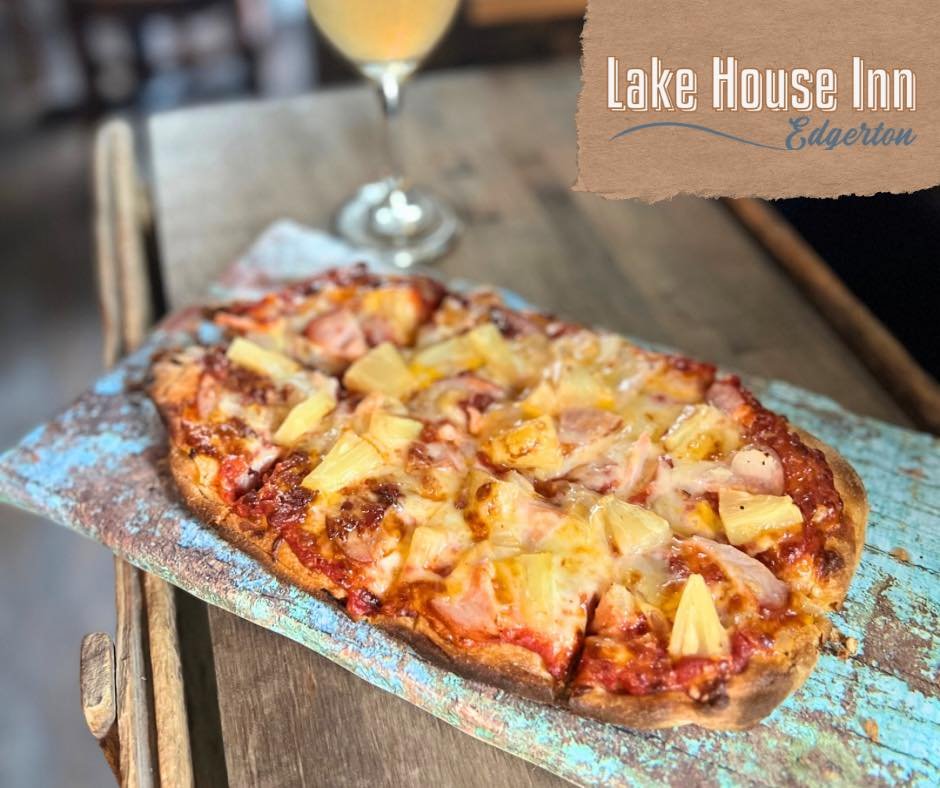Aloha!  Hawaiian Pizza is on special THIS weekend!  Juicy pineapple, Canadian bacon, savory red sauce and a mixture of cheeses that is sure to make your tastebuds happy! 🌺🍍

#pizza #pizzaspecial #happyhour #fishfry #supperclub  #edgertonwi
