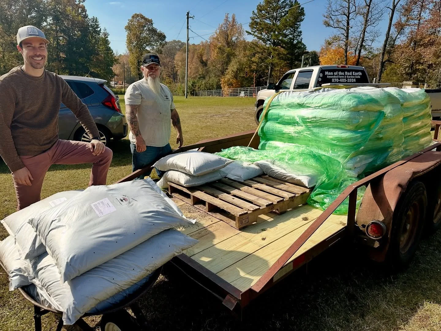 Best living soils you can find this side of the Mississippi&hellip;probably the other side too. Check out @man_of_the_red_earth for your natural soil-amending needs. Fat Rabbit Farms was freshly stocked with MANTRA micros mix and Stupor Soil today. F