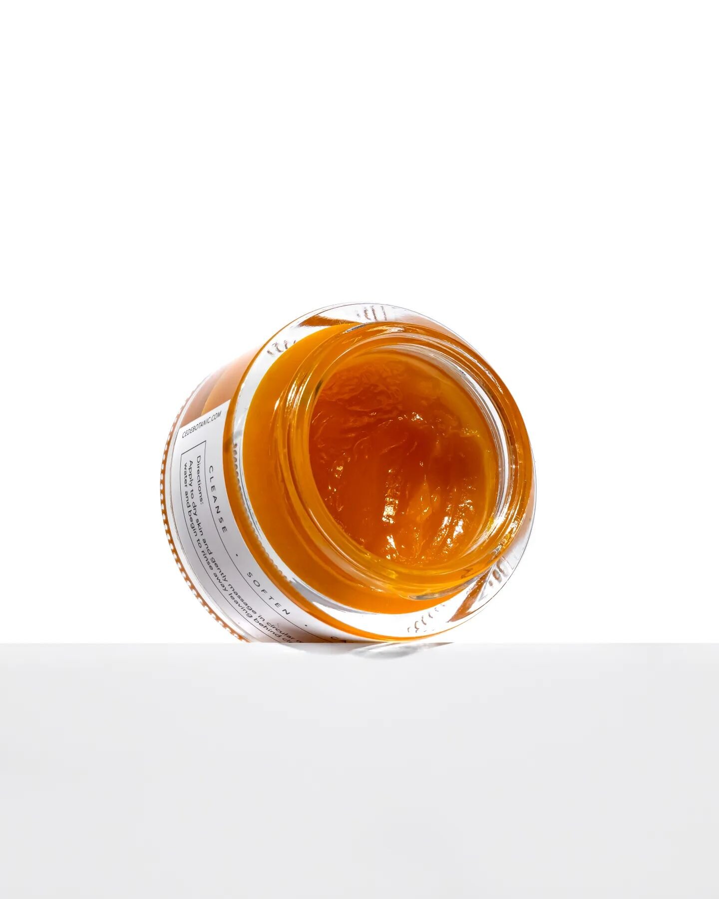 Lift, from @cedebotanic, is the hybrid balm cleanser you didn't even know you needed. It's got a melt-into-the skin texture that I adore - the kind that is indulgent and nourishing, without any waxy or film-like feel to it at all. Not only does it em