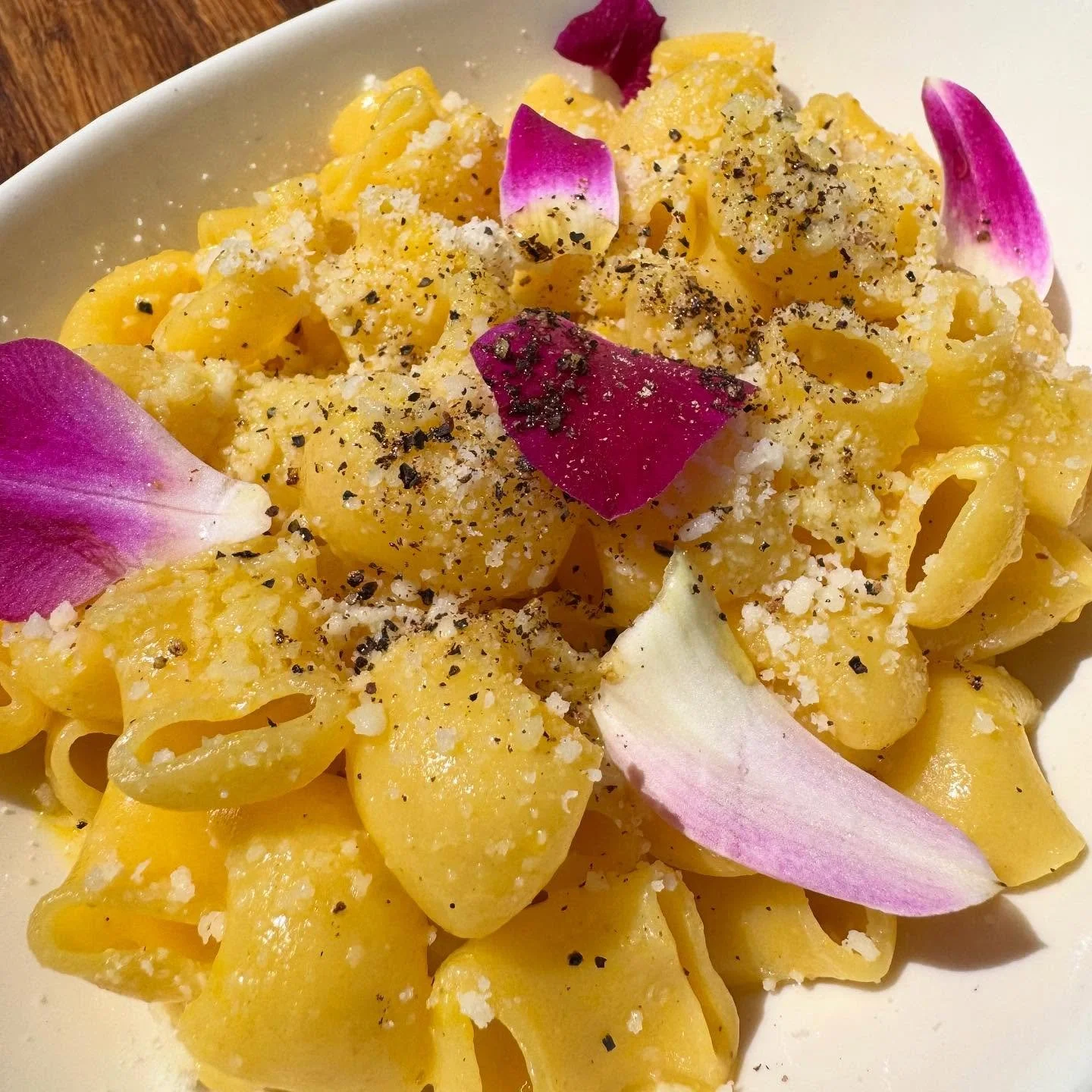 Cacio E Pepe with Saffron and Edible Flowers
We brought back a crowd favorite but this time with a little twist!🌸