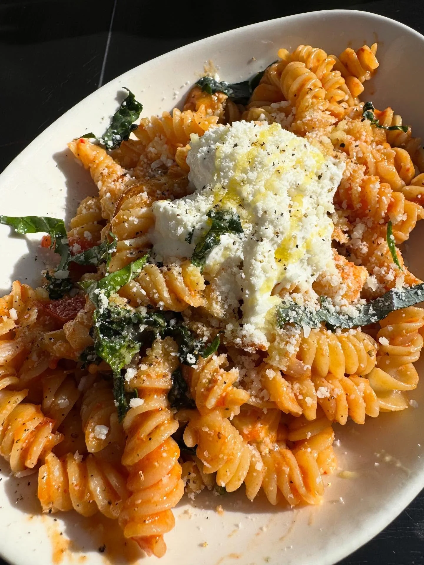 ROASTED RED PEPPER AND TOMATO SAUCE WITH KALE, CA&Ntilde;A DE OVEJA AND STRACCIATELLA 
(ALL MADE FROM LOCAL PRODUCE&hearts;️)

Grab this special while you can, it&rsquo;s going fast!😋 See you tonight🫶