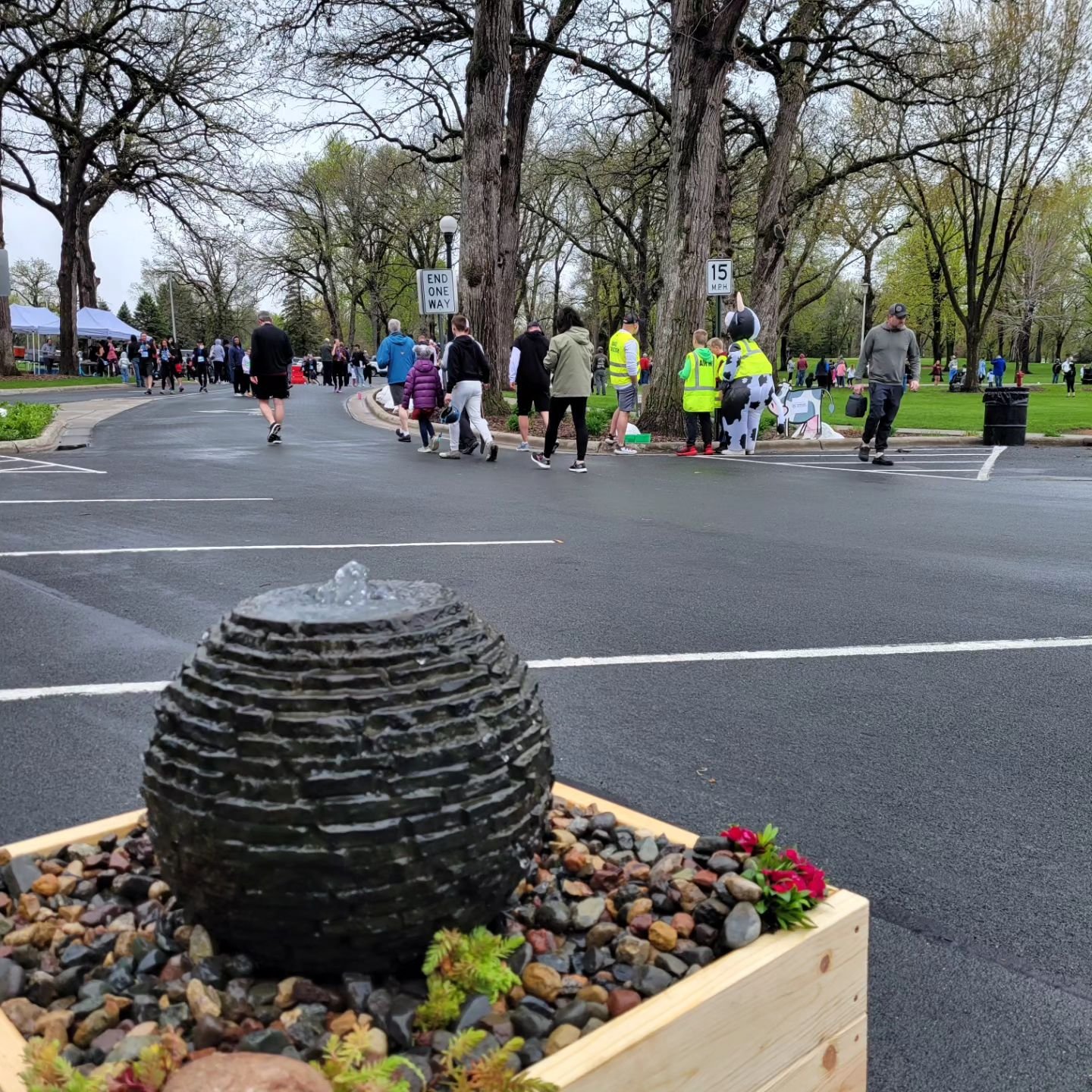 Great time out at the New Prague 5k run!

Was able to spend some time with some runners and their families after the race. Lots of kids getting their hands in the fountain with lots of the biggest smiles! 😁

And great hanging basket sale over at The