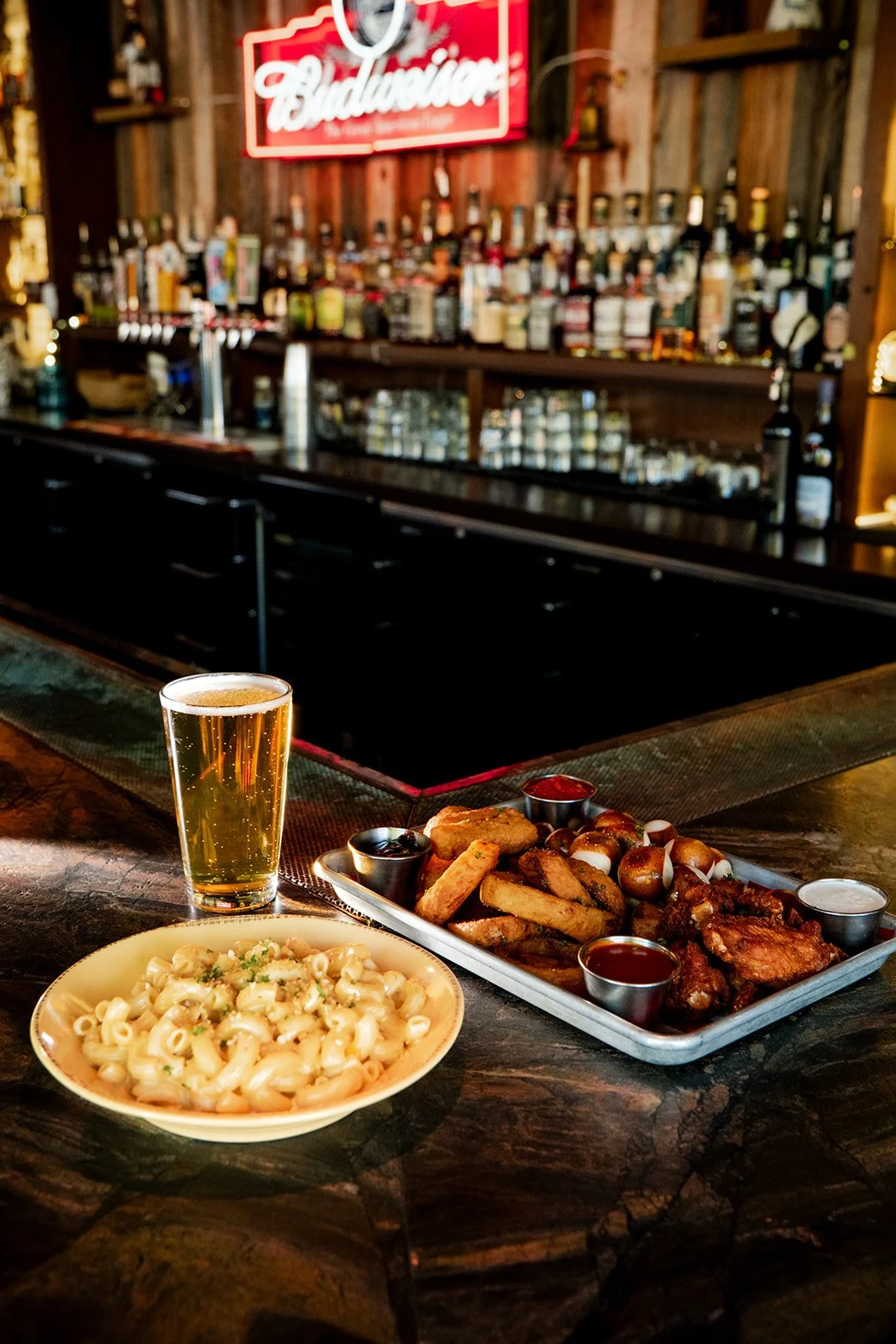 mac and cheese and platter and beer