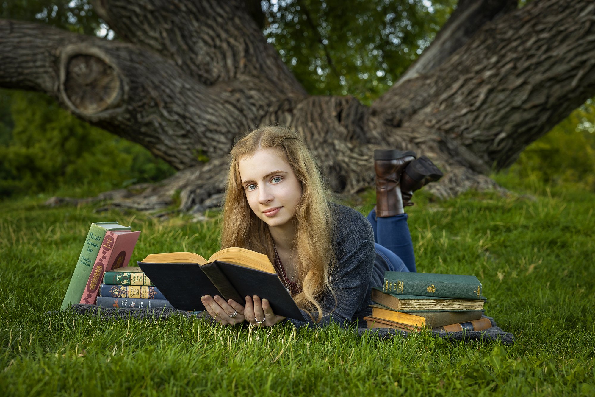 senior-girl-park-books