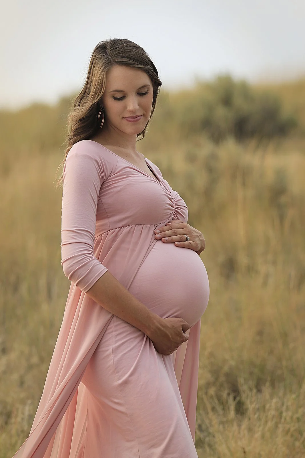 maternity-portrait-mom-pink-outdoor.jpg