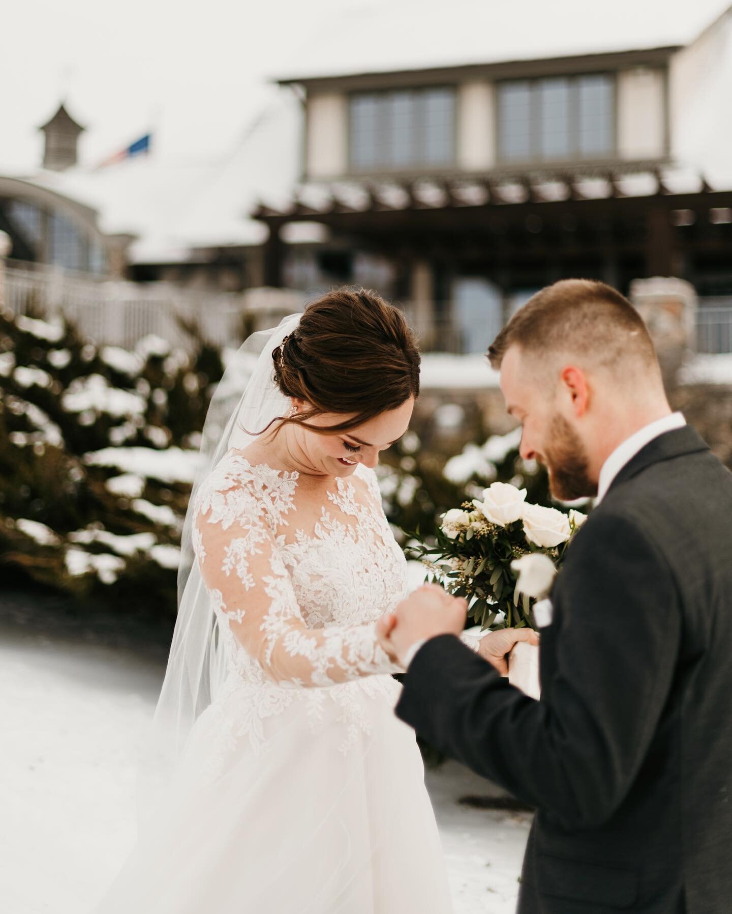 If you&rsquo;re considering a winter wedding, this is your sign to go for it! So magical ✨⁣
⁣
⁣
⁣
⁣
⁣
#mnwedbride #mnweddingphotographer #mnbridecollective #mnwedding #mnphotographer #minnesotaweddingphotographer #bride #centralmnbrides #weddinginspo