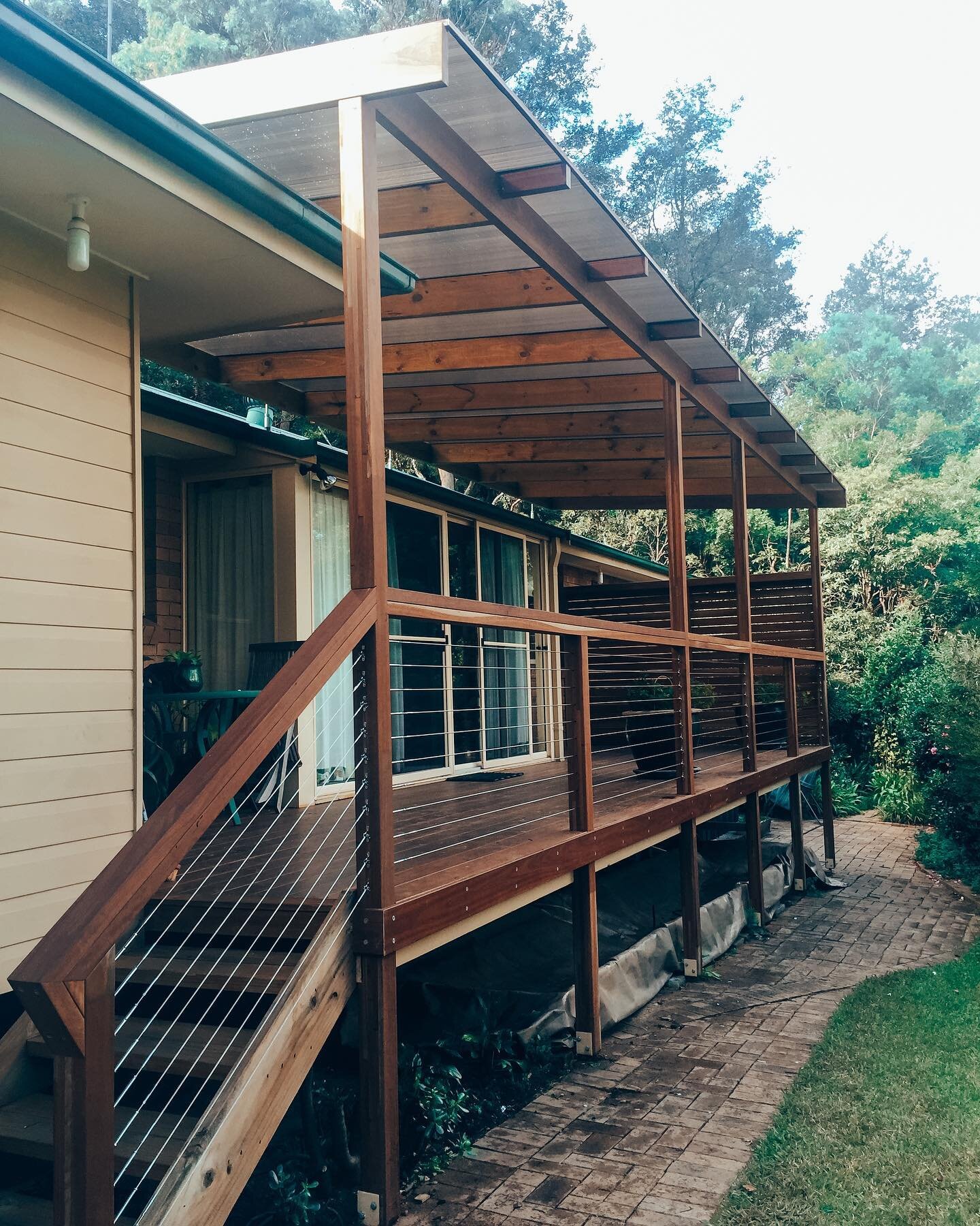 Pergola and deck extension to create and entertaining and relaxing space for our client.
.
.
.

 #landscape #landscapedesign #landscapelovers #architecture #structurallandscaping #carpentry #carpenter #merbaudecking #pergola #pergoladesign #fencing