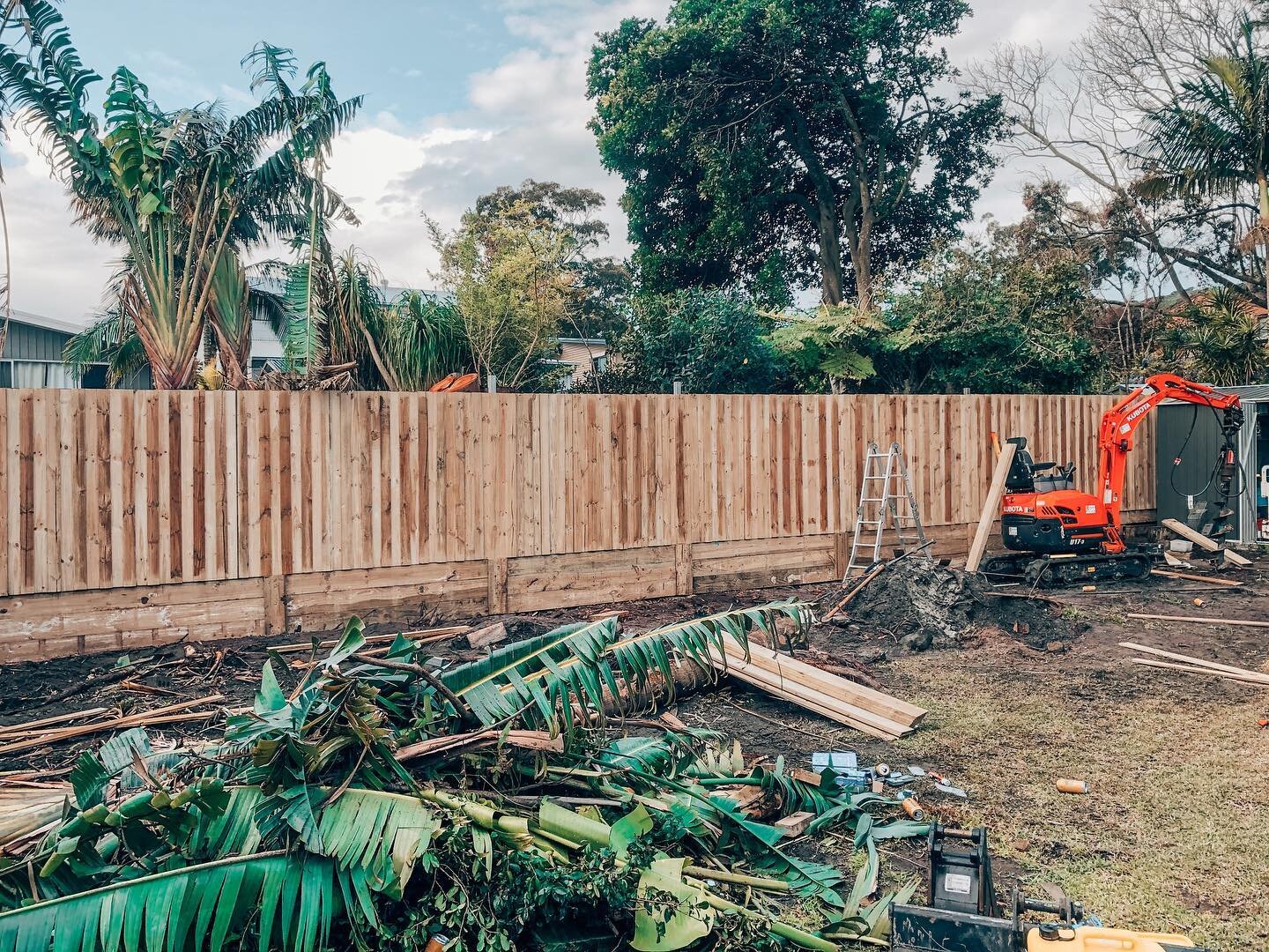 Fence and retaining wall complete in a weekend (from start to finish), for a happy client on the Central Coast. Donald would be happy with this one!

#landscape #landscaping #moderngardening #carpentry #landscapedesign #excavation #digging #retaining