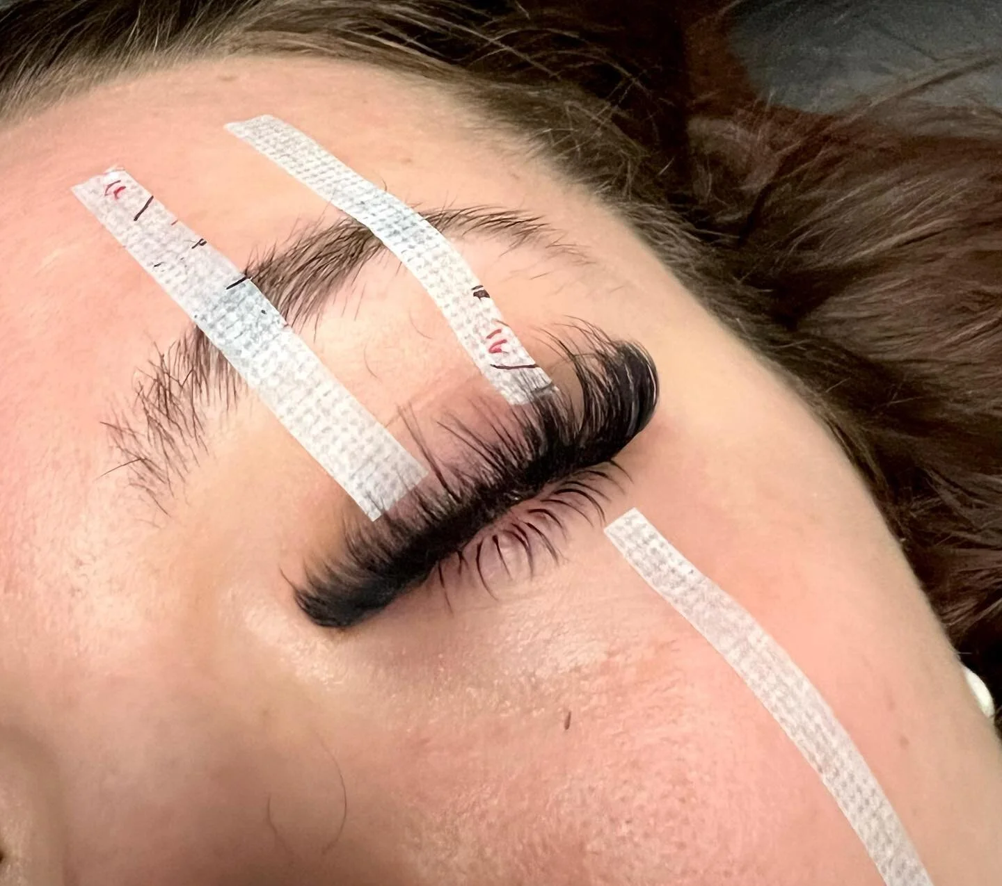 RAW & UNEDIT IMAGE: Wispy Volume + Bottom Lashes 🤩 
#lashart #bottomlashes #volumelashes #lashextensions #lashtech #eyelashextensions #lakecountylashtech #gurnee #chicago #womeninbusiness