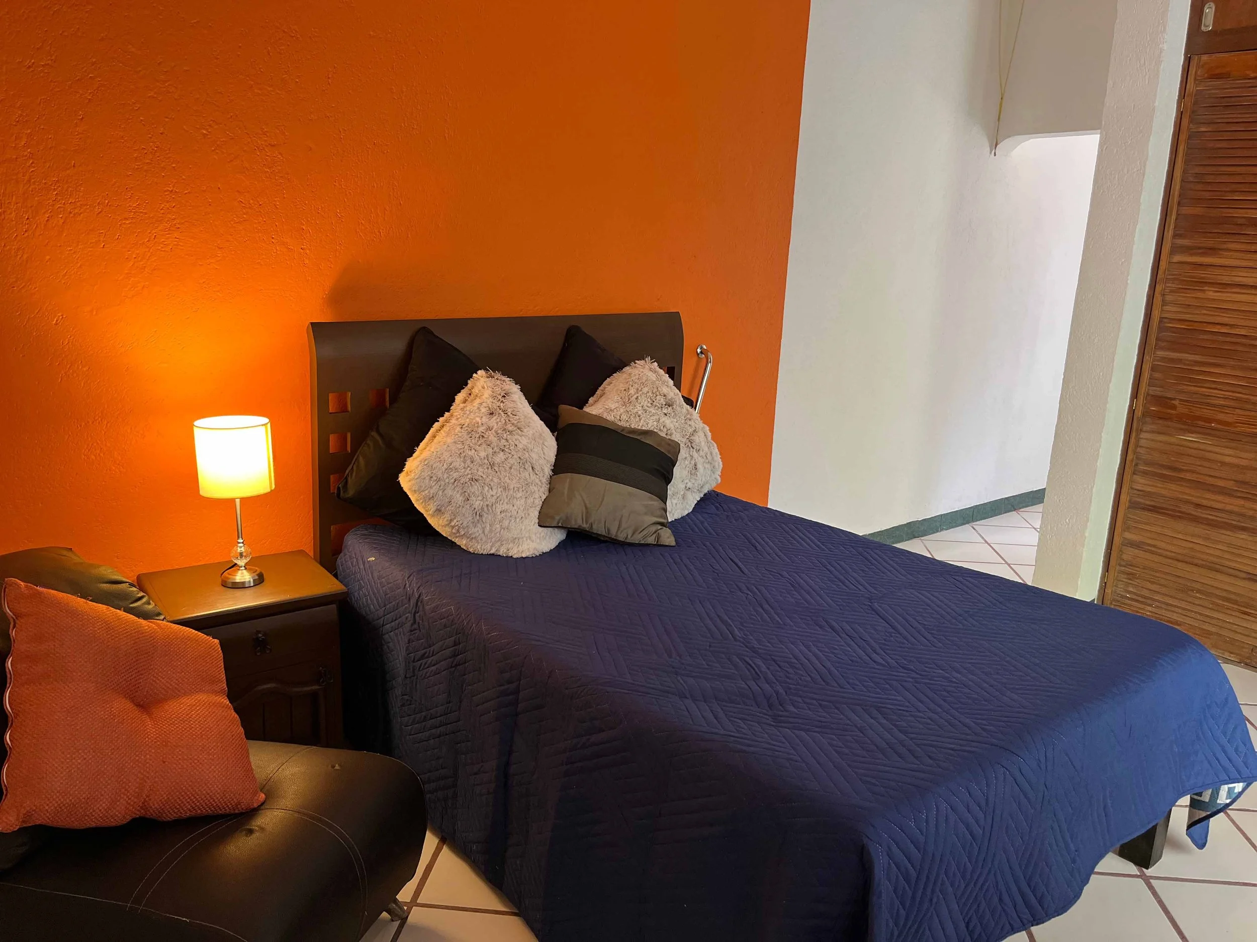Todas las Habitaciones Cuentan con Elegantes Muebles.