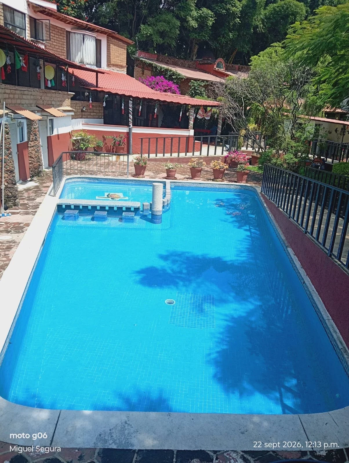Alberca y corredores junto al jardín de la sucursal Lomas de Cortés, Cuernavaca
