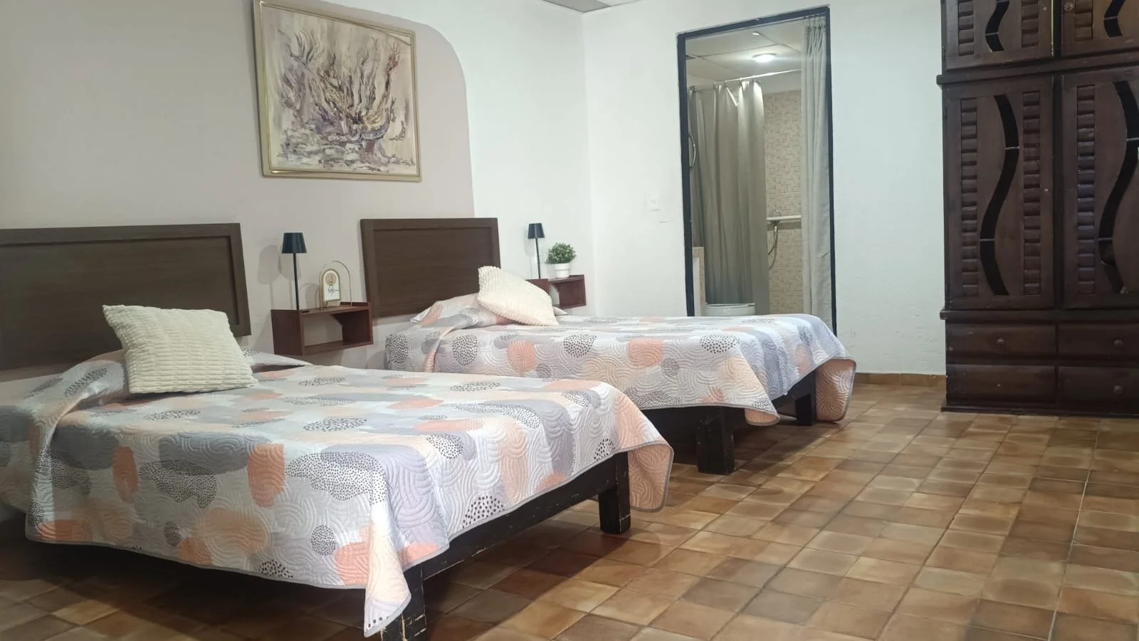 Habitación con dos camas y buró en la sucursal Lomas de Cortés de Las Maravillas