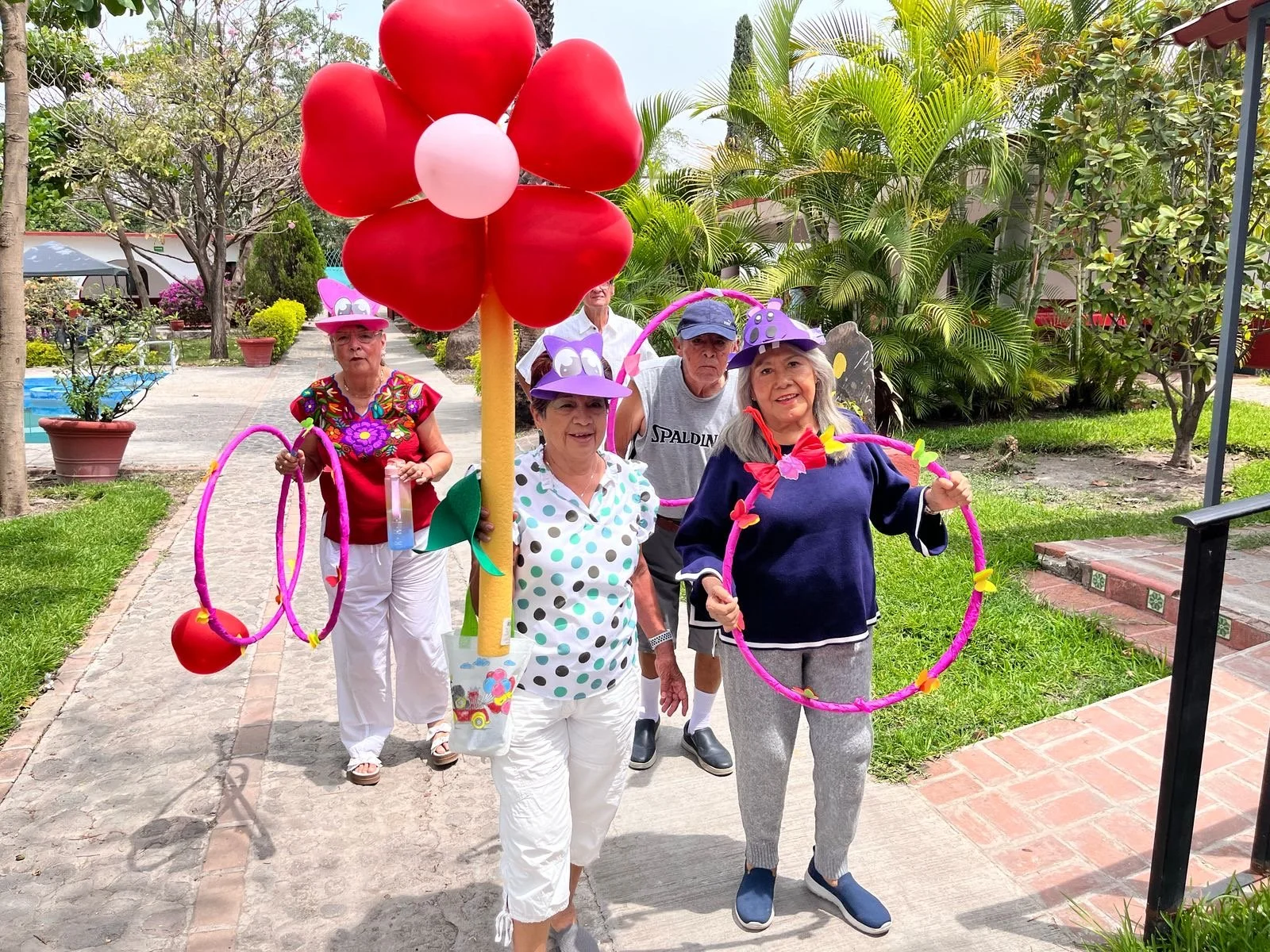 Residentes del Asilo de Ancianos Las Maravillas de Cuernavaca celebrando y luciendo sus manualidades.