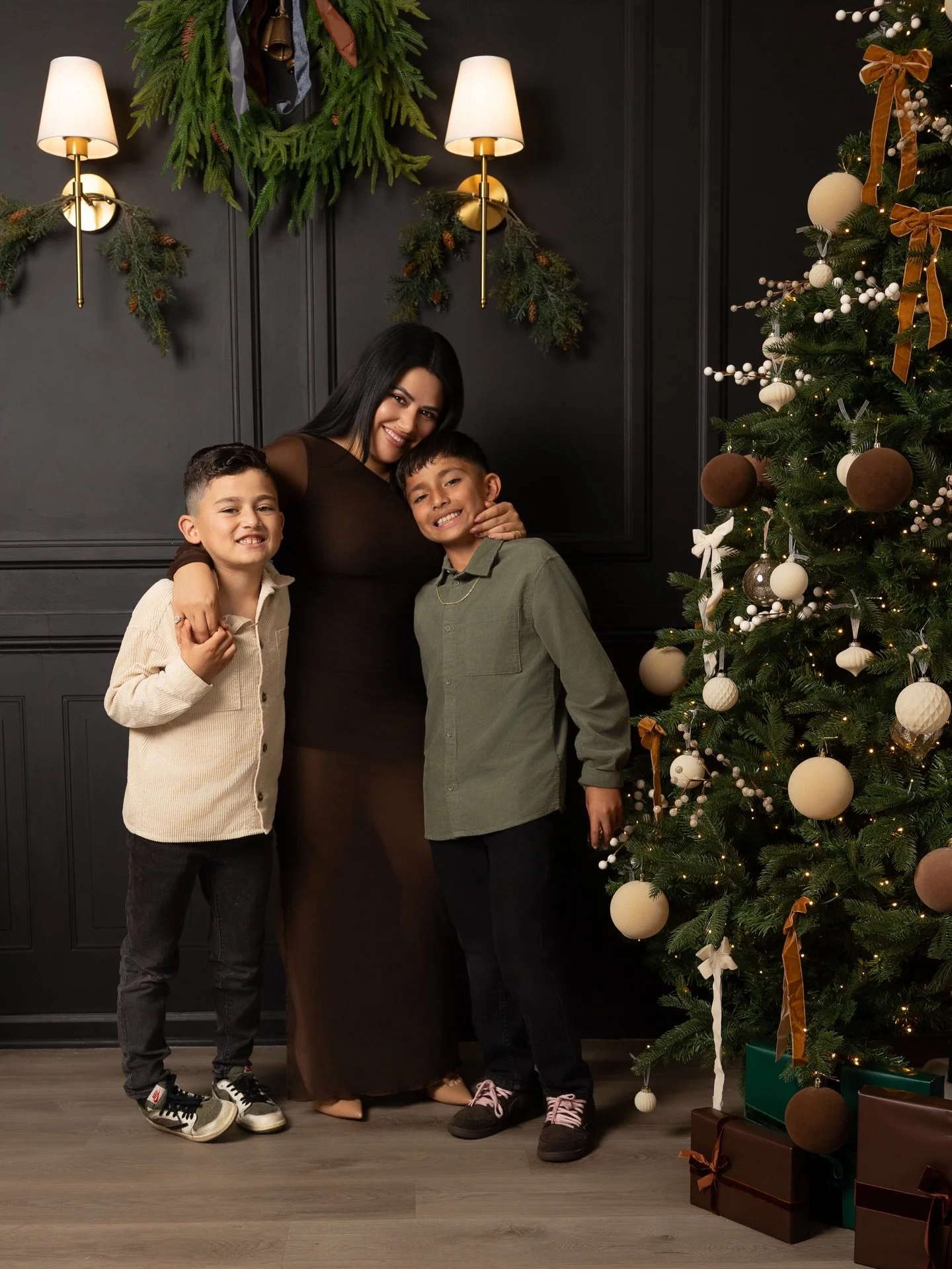 Trying to get my own family photos was CHAOTIC but then again, we wouldn&rsquo;t be us. 🫶🏼🎁