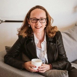 "Freelancer" oder Unternehmerin?

Ich kann den Begriff "Freelancer" nicht mehr h&ouml;ren. F&uuml;r mich schwingt da oft "g&uuml;nstig" mit - jemand, der nur Aufgaben abarbeitet. Aber ich bin mehr als das.

Ich bin Unter