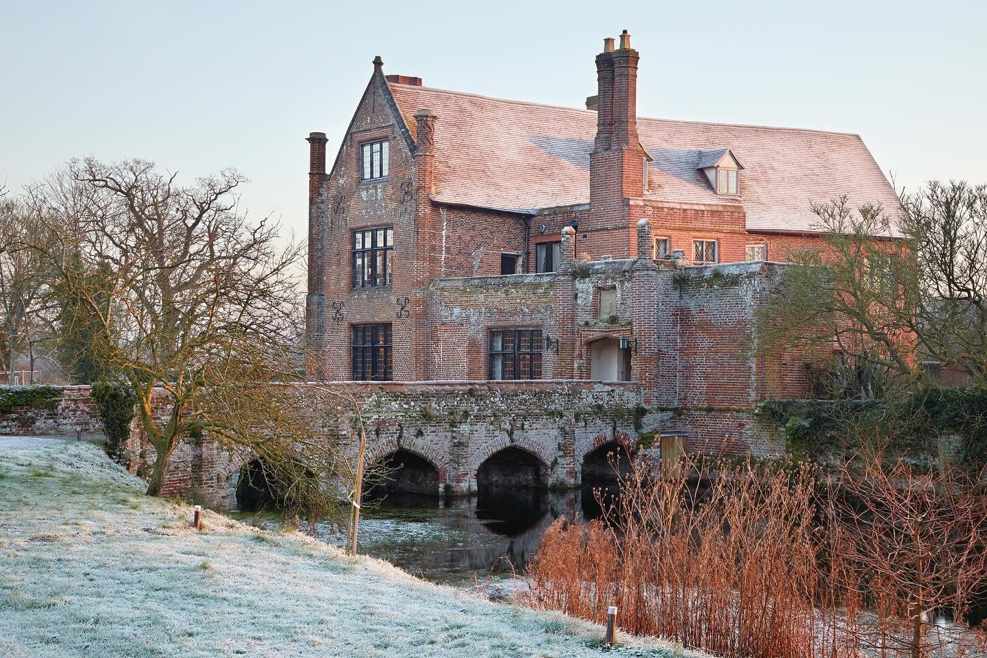 Are you looking for your dream country escape? Keep an eye on here for more details&hellip; #countryescape #luxuryukholidays #crowshall #luxuryplacestostay #suffolkstays #moatedmanorhouse #islandholiday