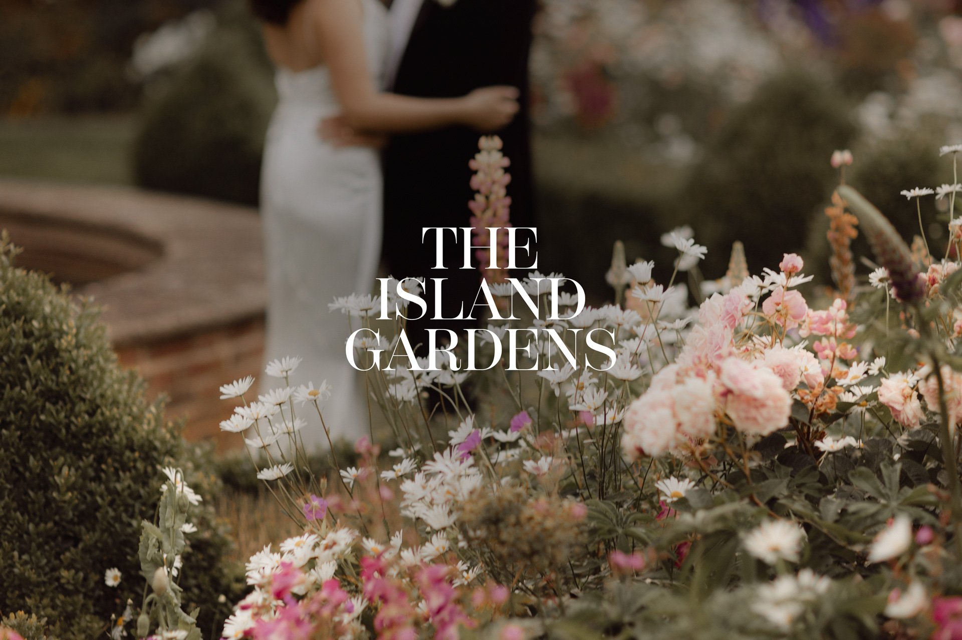  A setting held by water, suited to ceremony, drinks, photographs and the quieter movement of the day. 