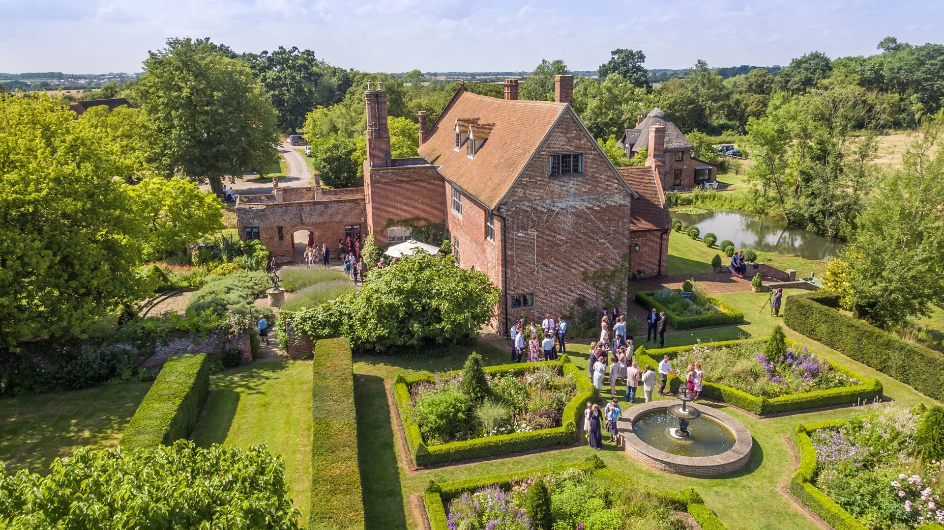 Crows-Hall-Suffolk-Gardens-Moat.jpg