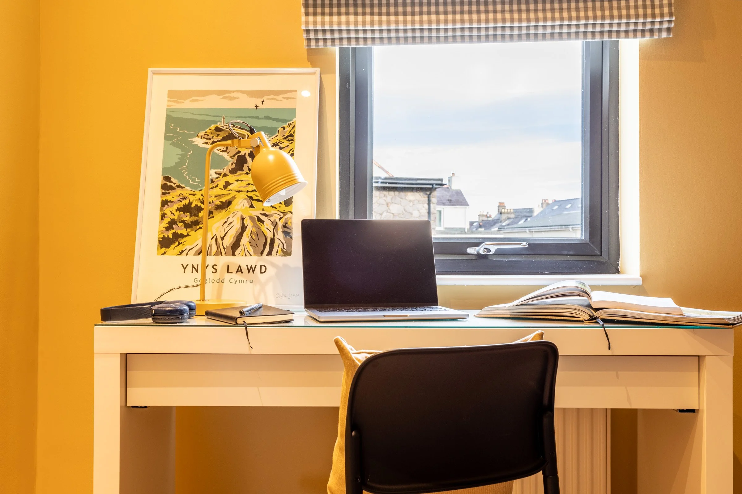 Holiday let in Rhosneigr, North Wales with beach hut-inspired interiors, dedicated workspace and relaxed seaside charm.