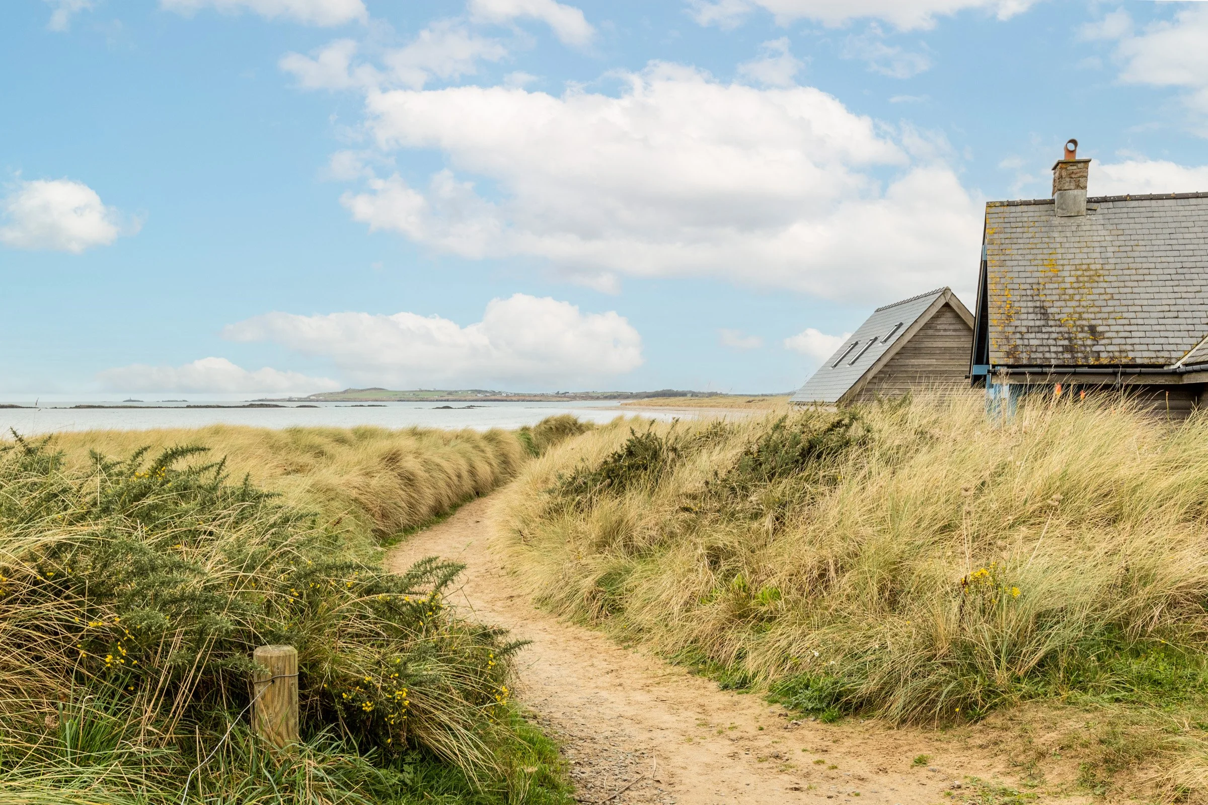 Rhosneigr holiday let just moments from sandy beaches and coastal dunes on the beautiful Anglesey coast in North Wales.