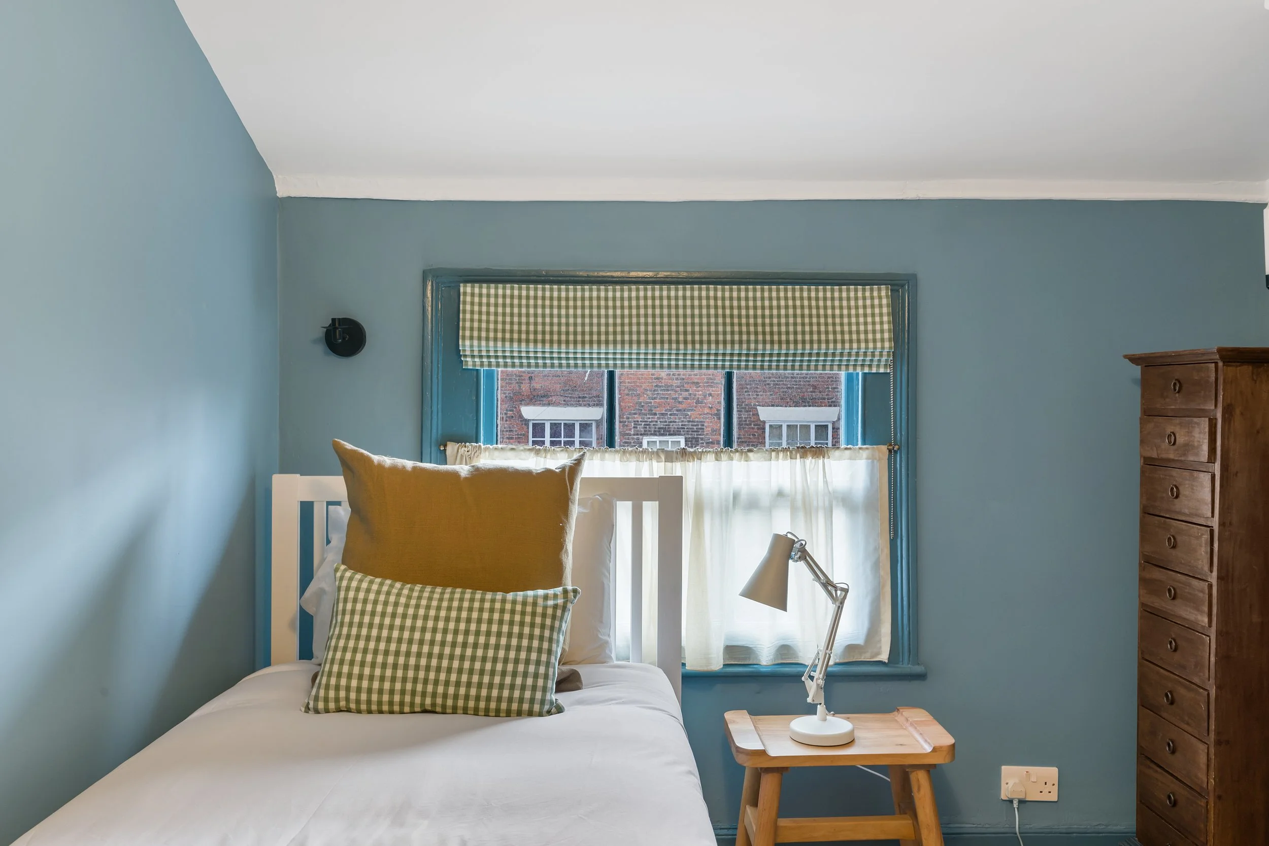 Boutique holiday apartment in Liverpool’s Georgian Quarter with handcrafted furnishings, gingham textiles and classic architectural charm.
