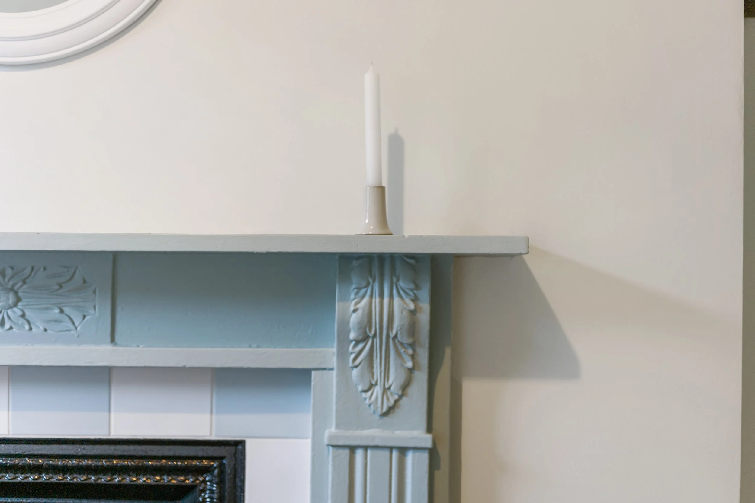 Holiday let in Liverpool’s Georgian Quarter featuring restored fireplace, decorative mouldings and heritage-inspired interiors.