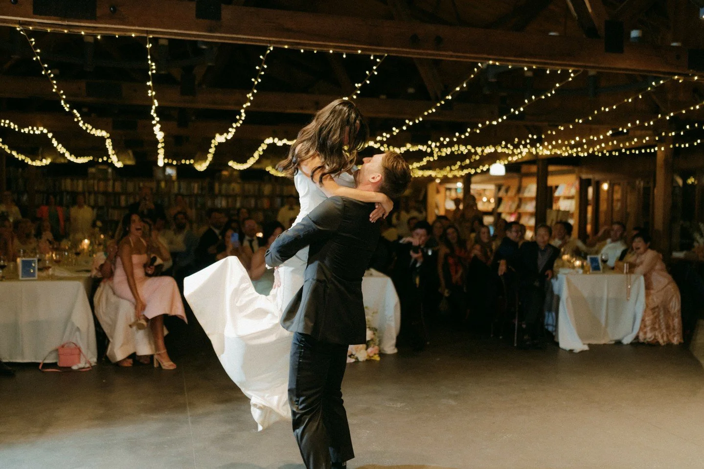 Rebecca + Edward
Jumping into the weekend like .. 
@bec.tan @edjonesbateman
@momentsphotographyau
@sweetpeabotanica
@bendooleyestate
@beebrightfairylights
#bendooleyestate #weddinginspo #fairylightcanopy #fairylightdancefloor #beebrightfairylights