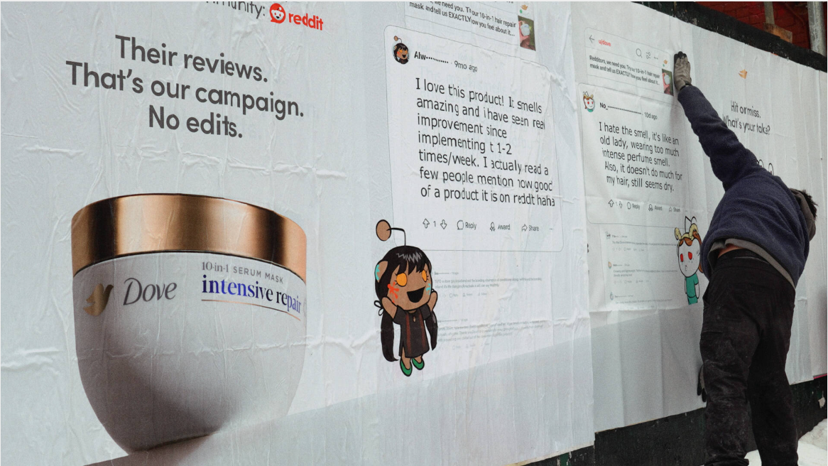 Werbeplakat für Dove-Haarmaske mit Reddit-Bewertungen, während eine Person das Plakat anbringt.
