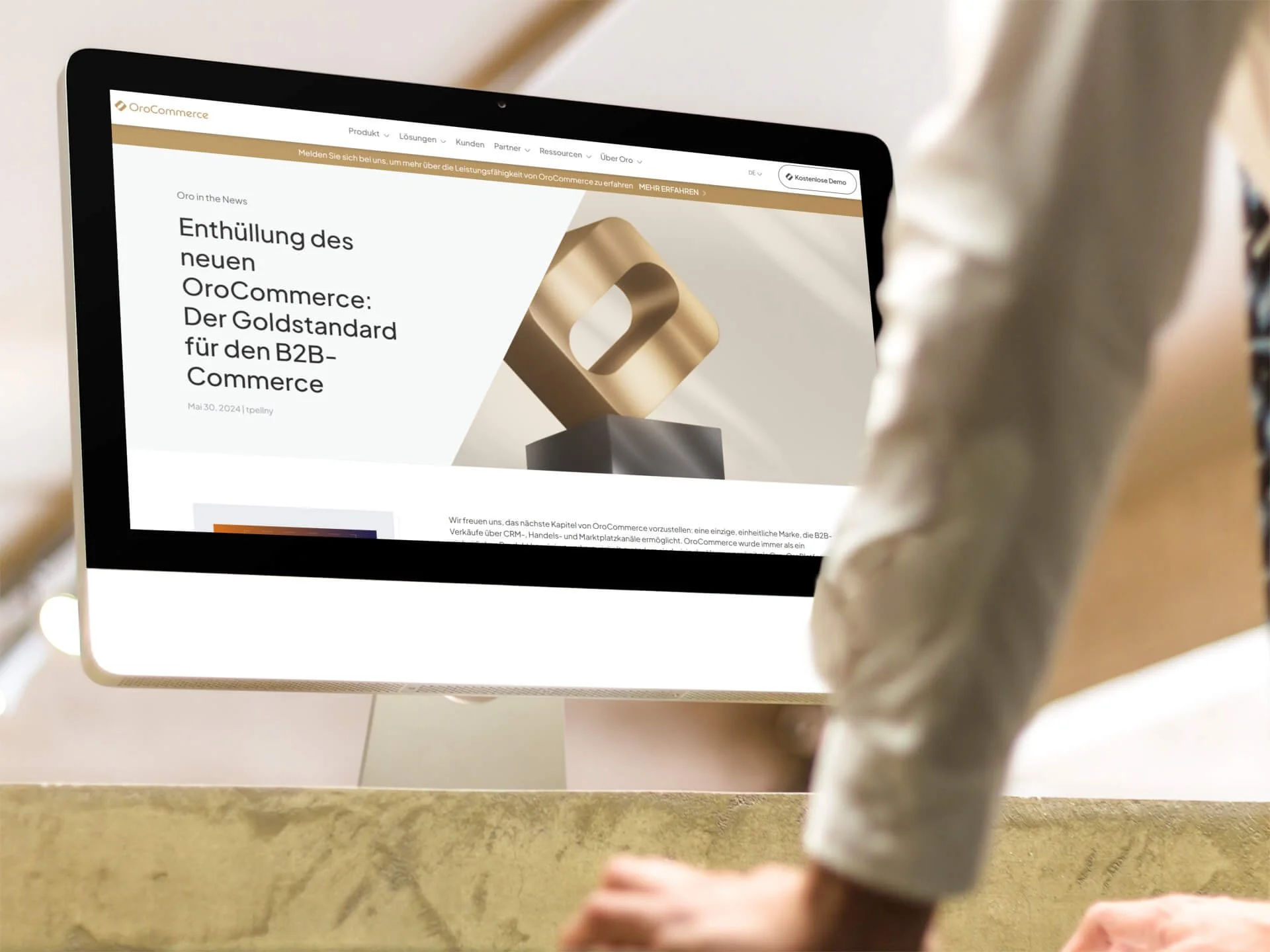 Mann steht vor Bildschirm und schaut auf Website