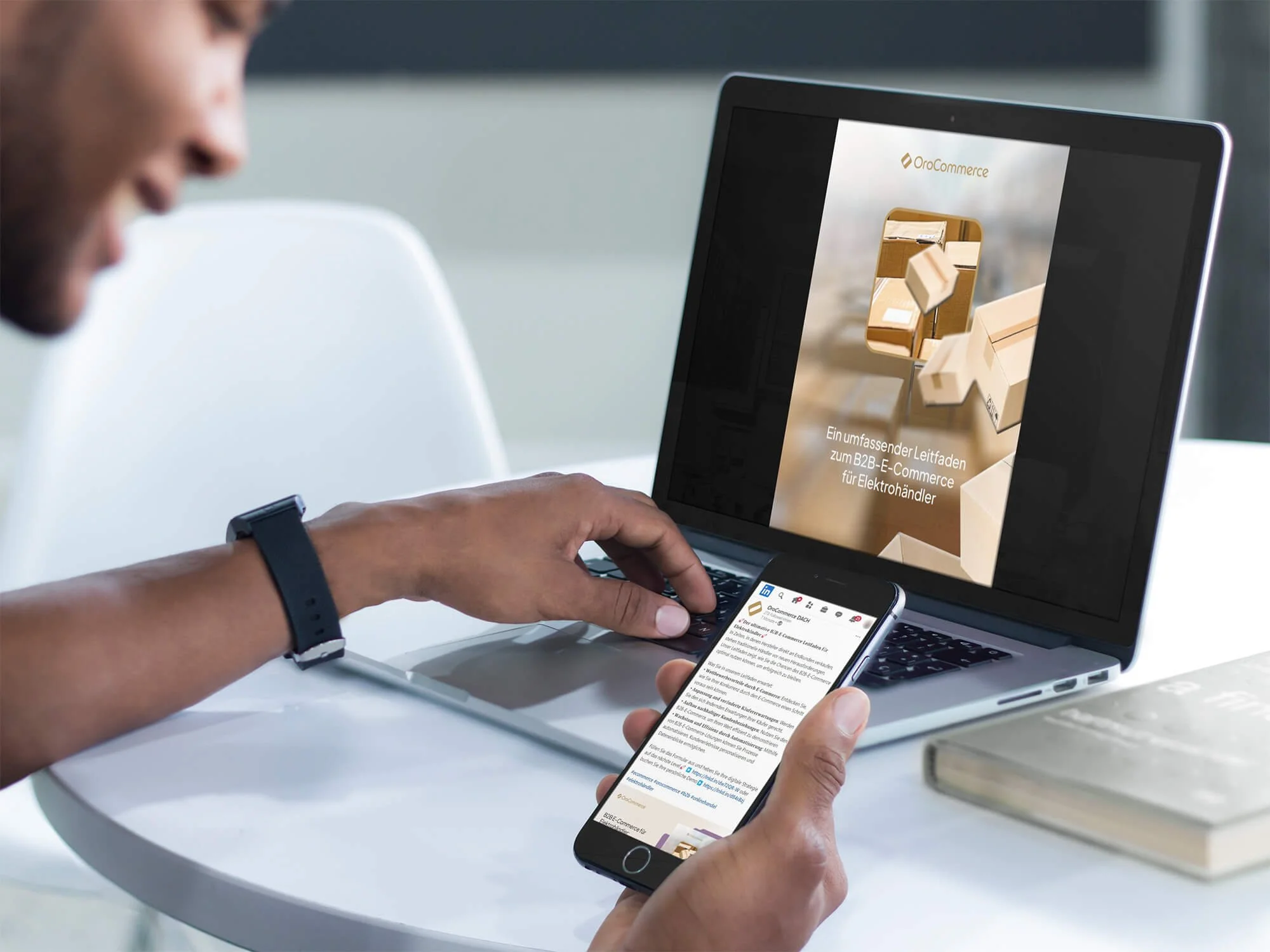 Mann schaut auf Laptop und Smartphone einen LinkedIn Post an