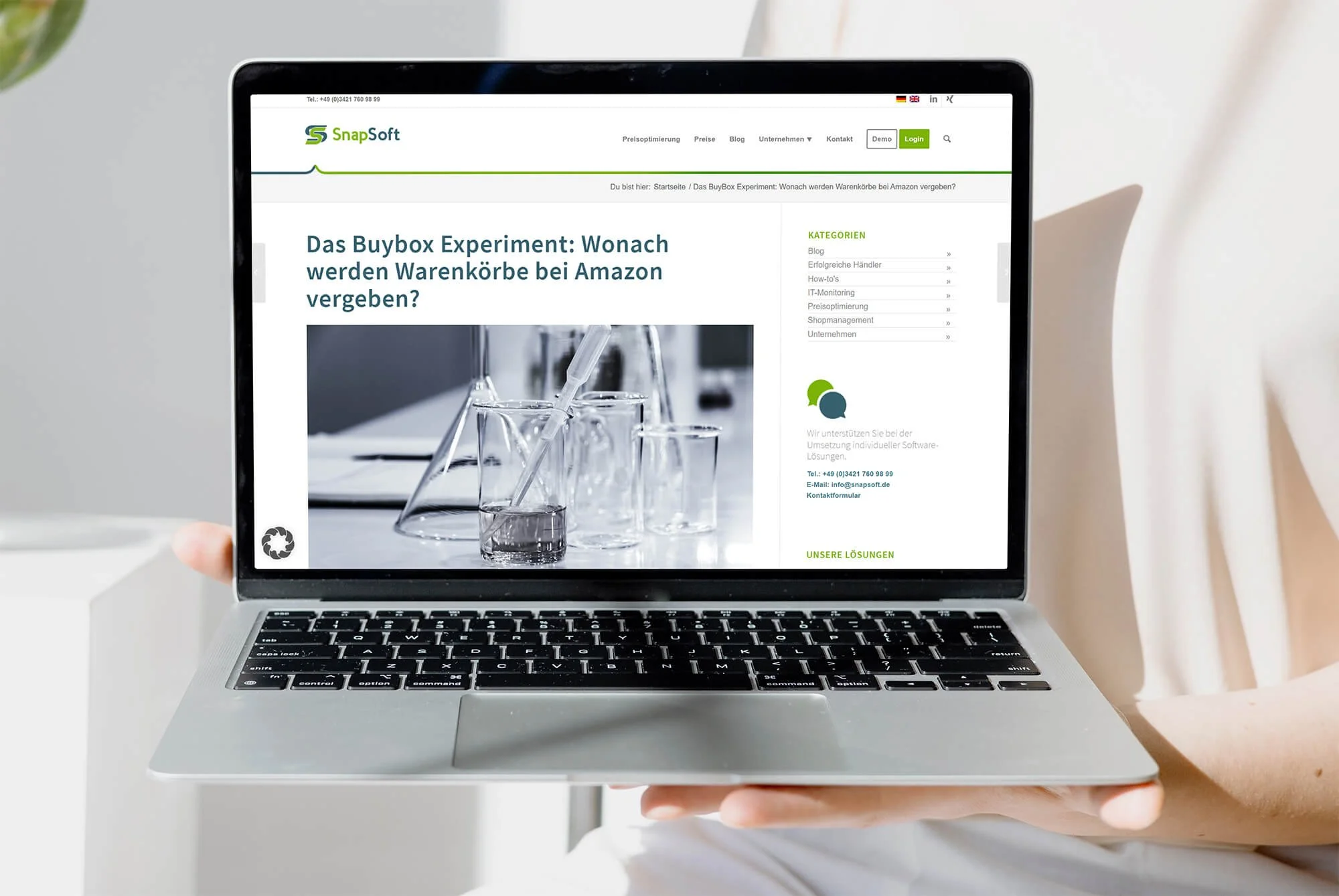 Mockup zeigt PC mit Website-Vorschau