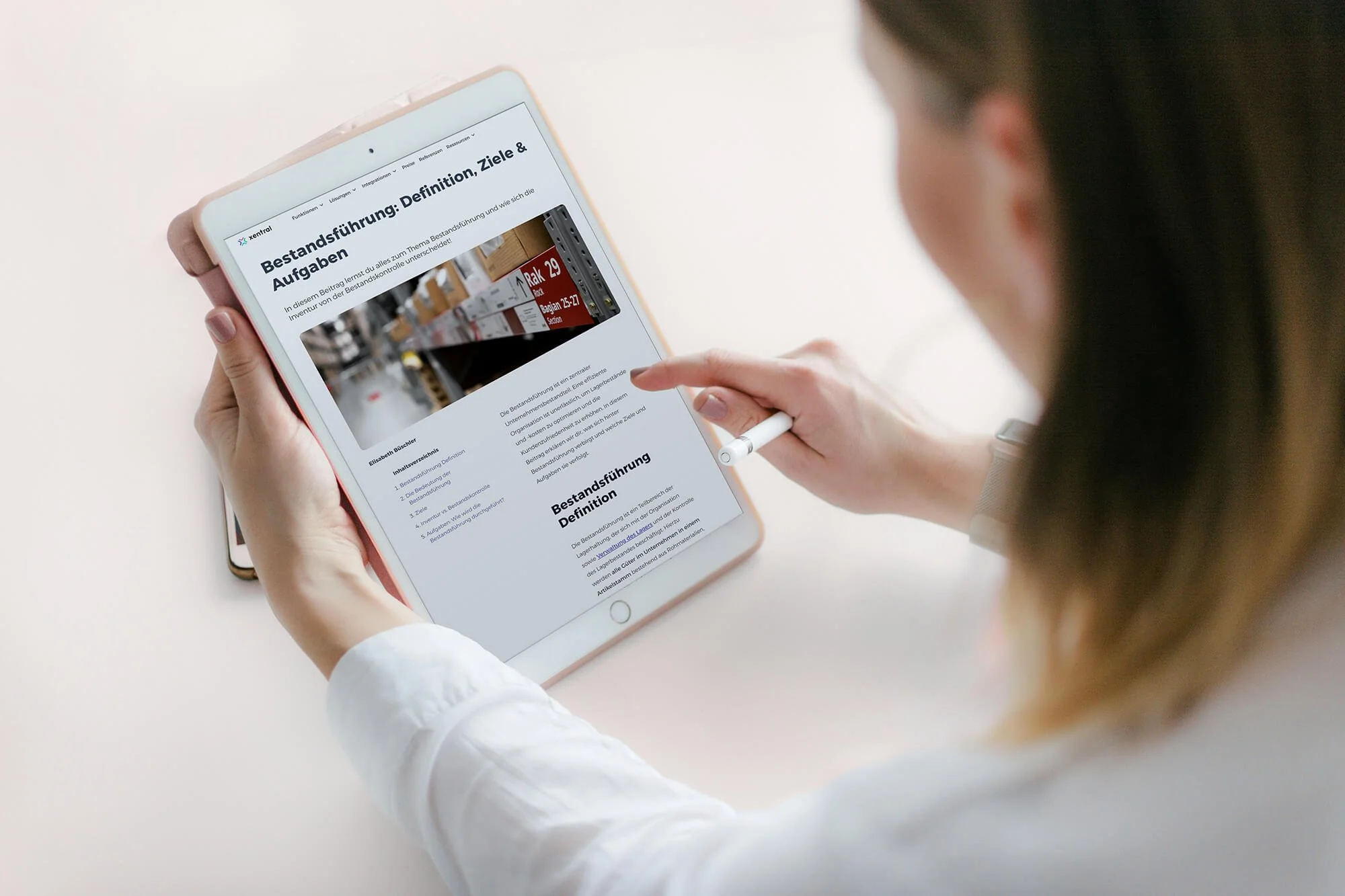 Frau scrollt auf dem Tablet durch Blogbeitrag