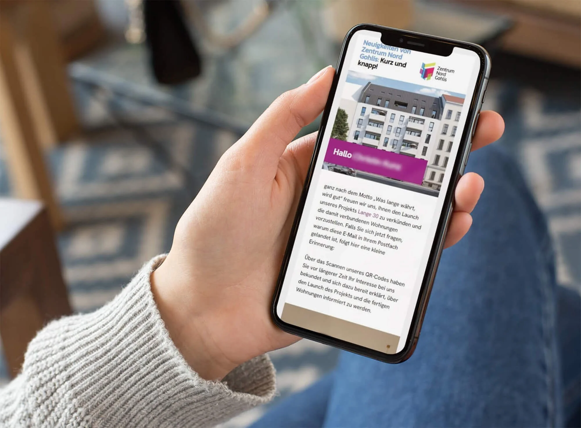 Mockup zeigt ein Smartphone mit einer Website-Vorschau
