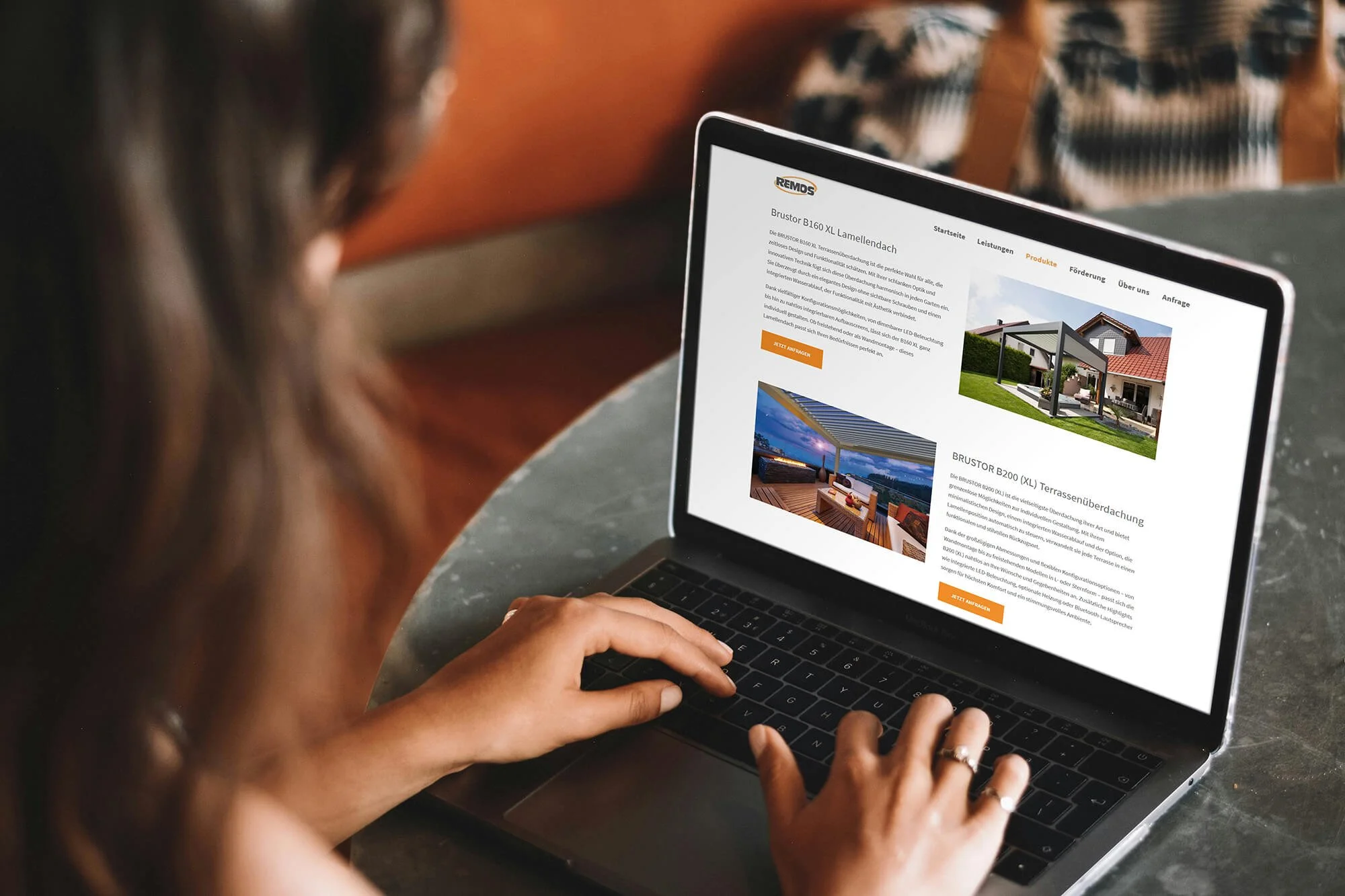 Mockup zur Website auf einem Laptop