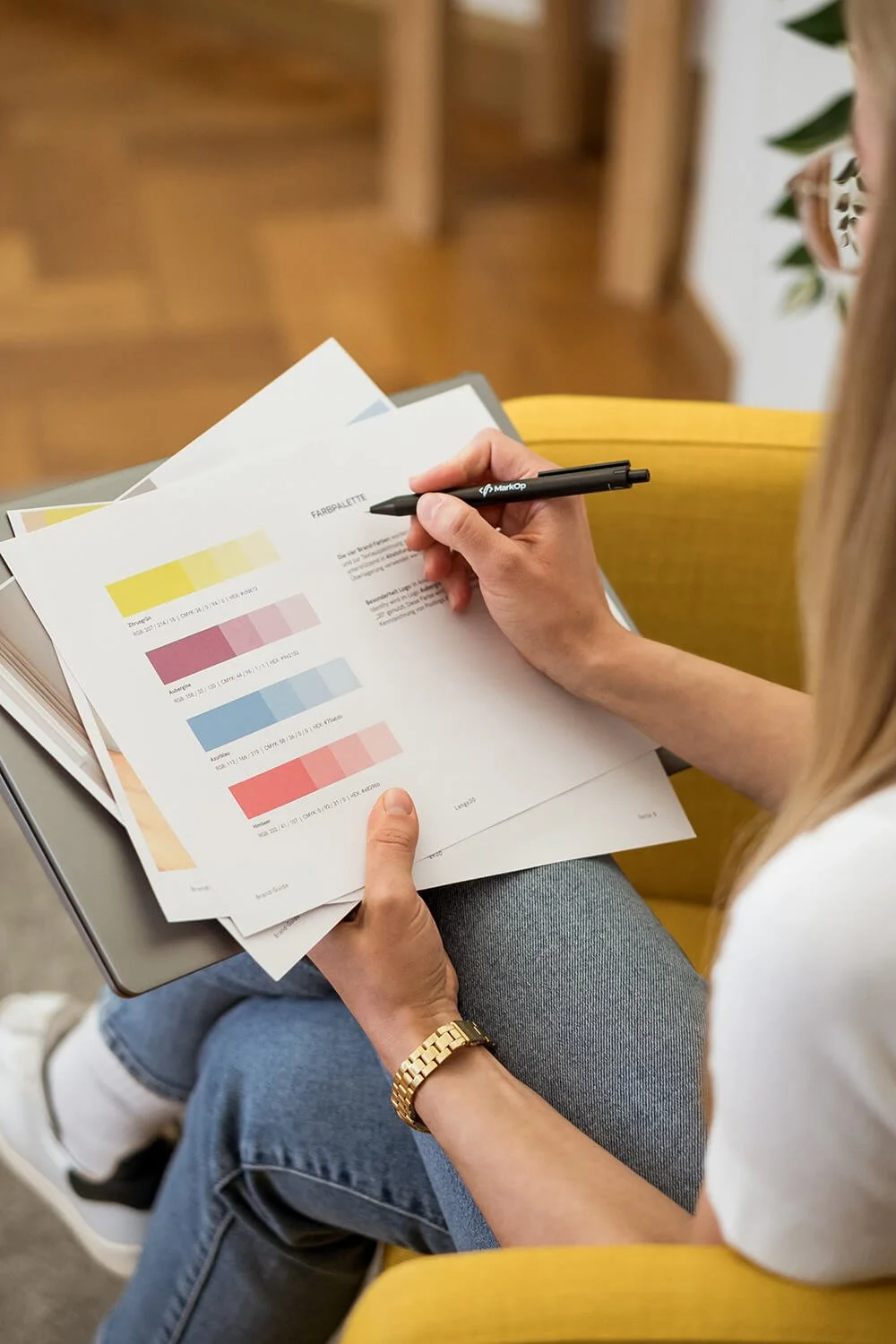 Eine Person prüft Farben für ein Designprojekt